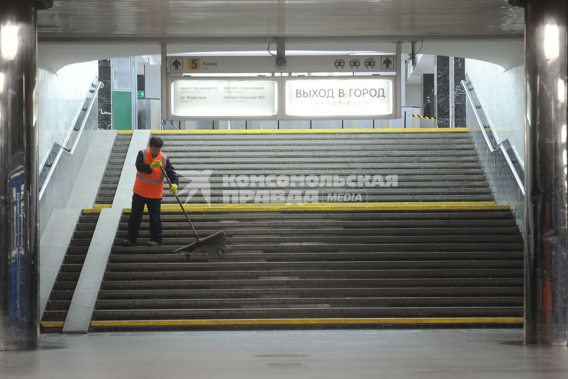 Екатеринбург. Станция метро Космонавтов Екатеринбургского метрополитена. Мытье и обработка  с дезинфицирующими средствами для нераспространения коронавируса