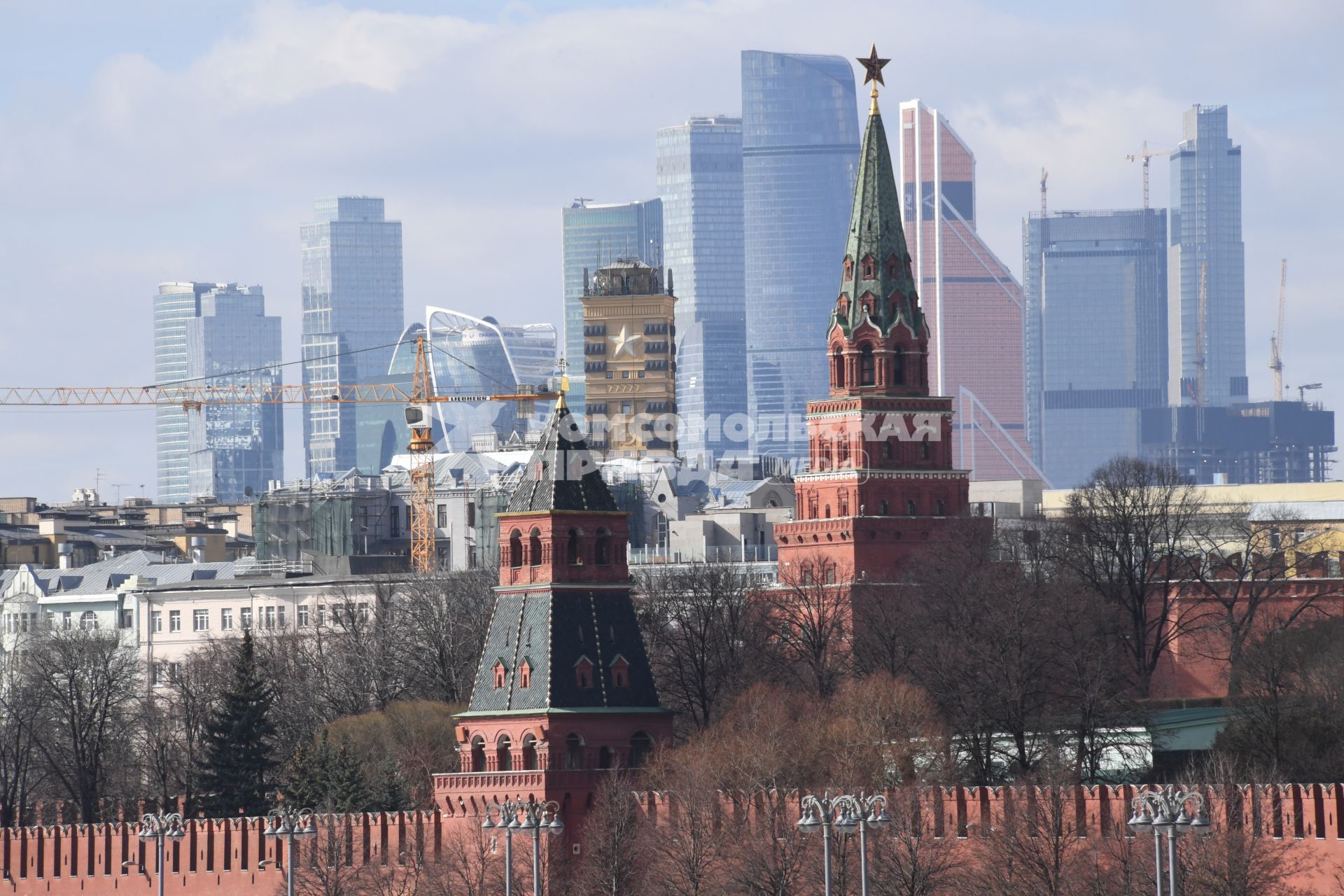 Москва.  Вид на Московский Кремль и башни Моска-Сити.
