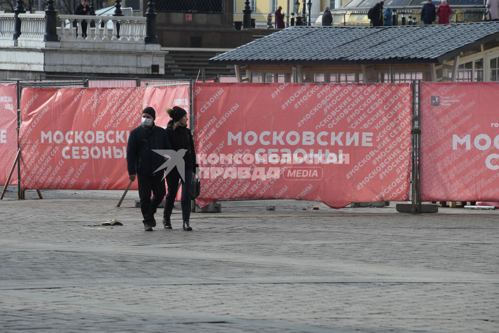 Москва. Прохожие в медицинских масках на улице города.