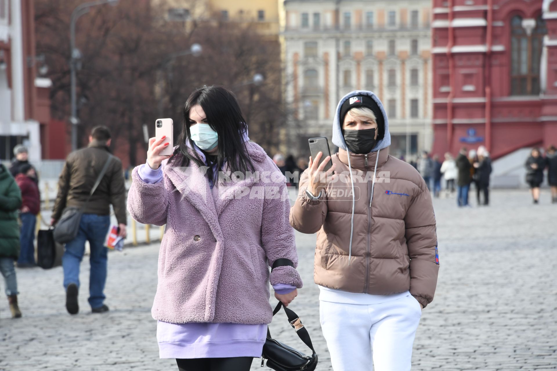 Москва.  Девушки в медицинских масках на Красной площади.
