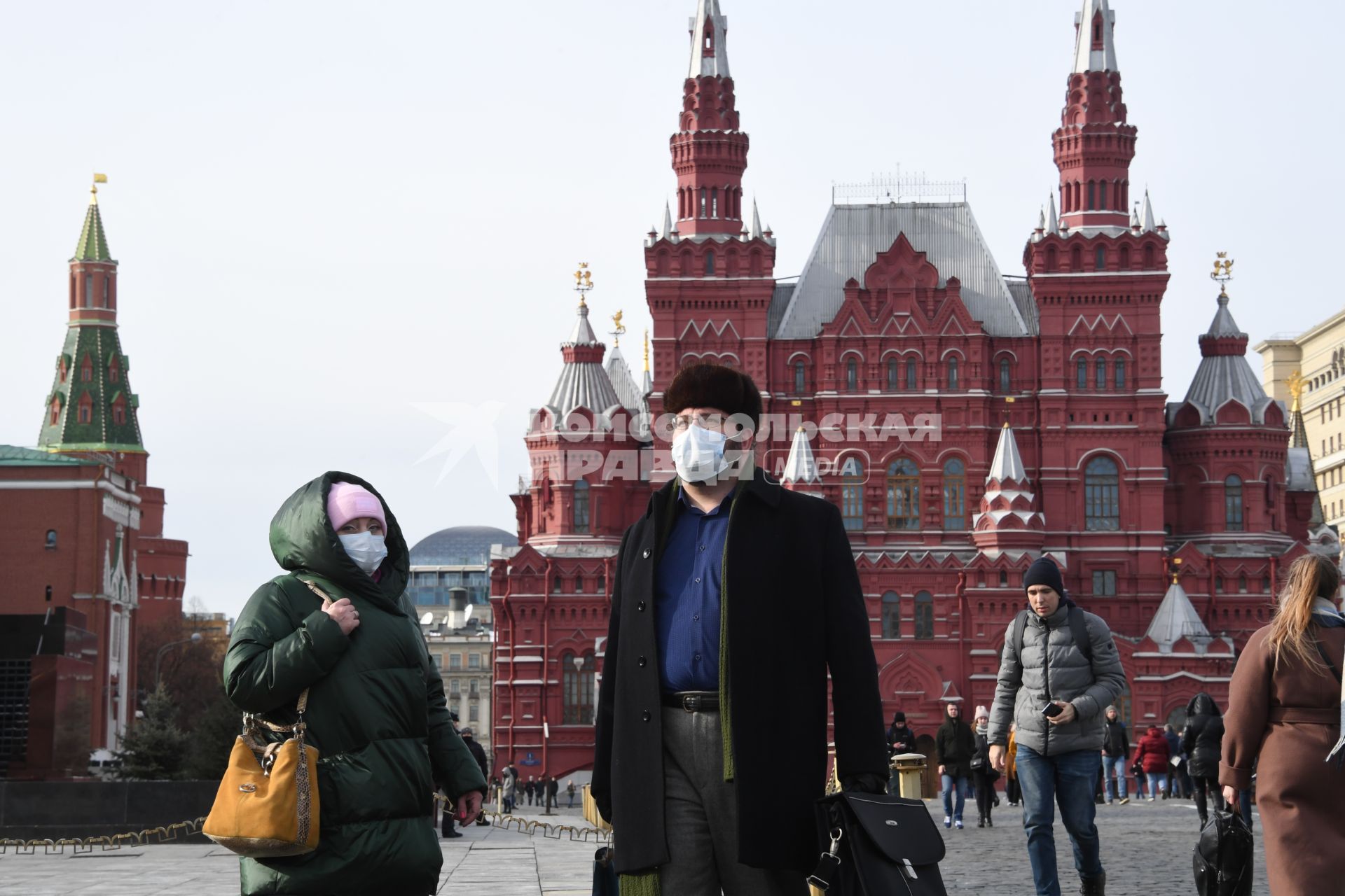 Москва.  Туристы в медицинских масках на Красной площади.