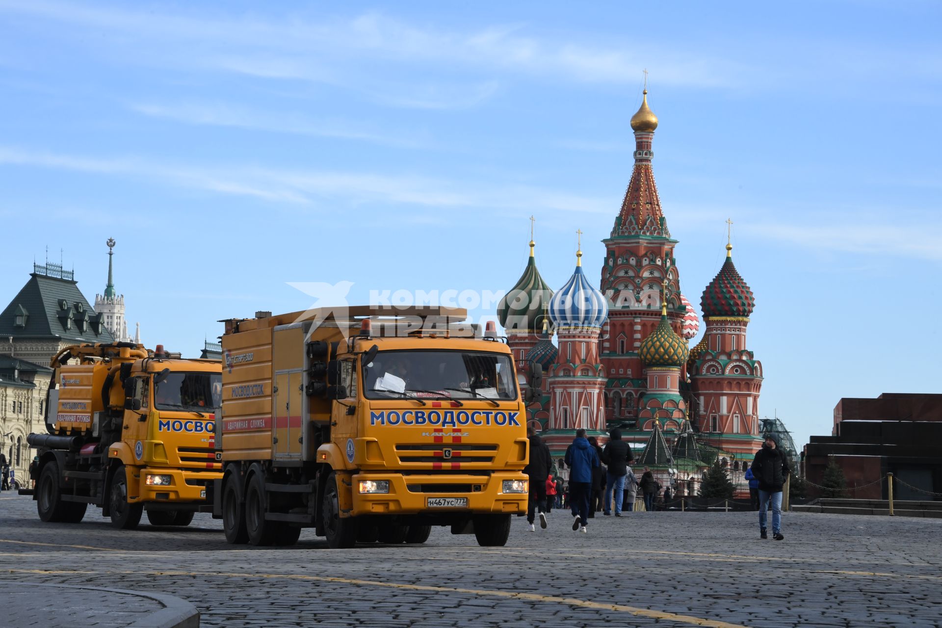 Москва.  Машины Мосводостока на Красной площади.