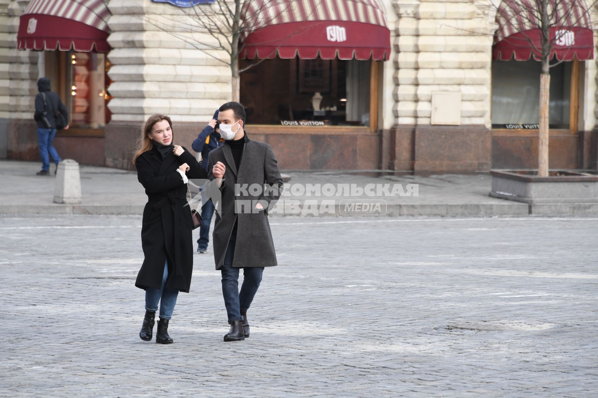Москва.  Мужчина в  медицинской маске на Красной площади.
