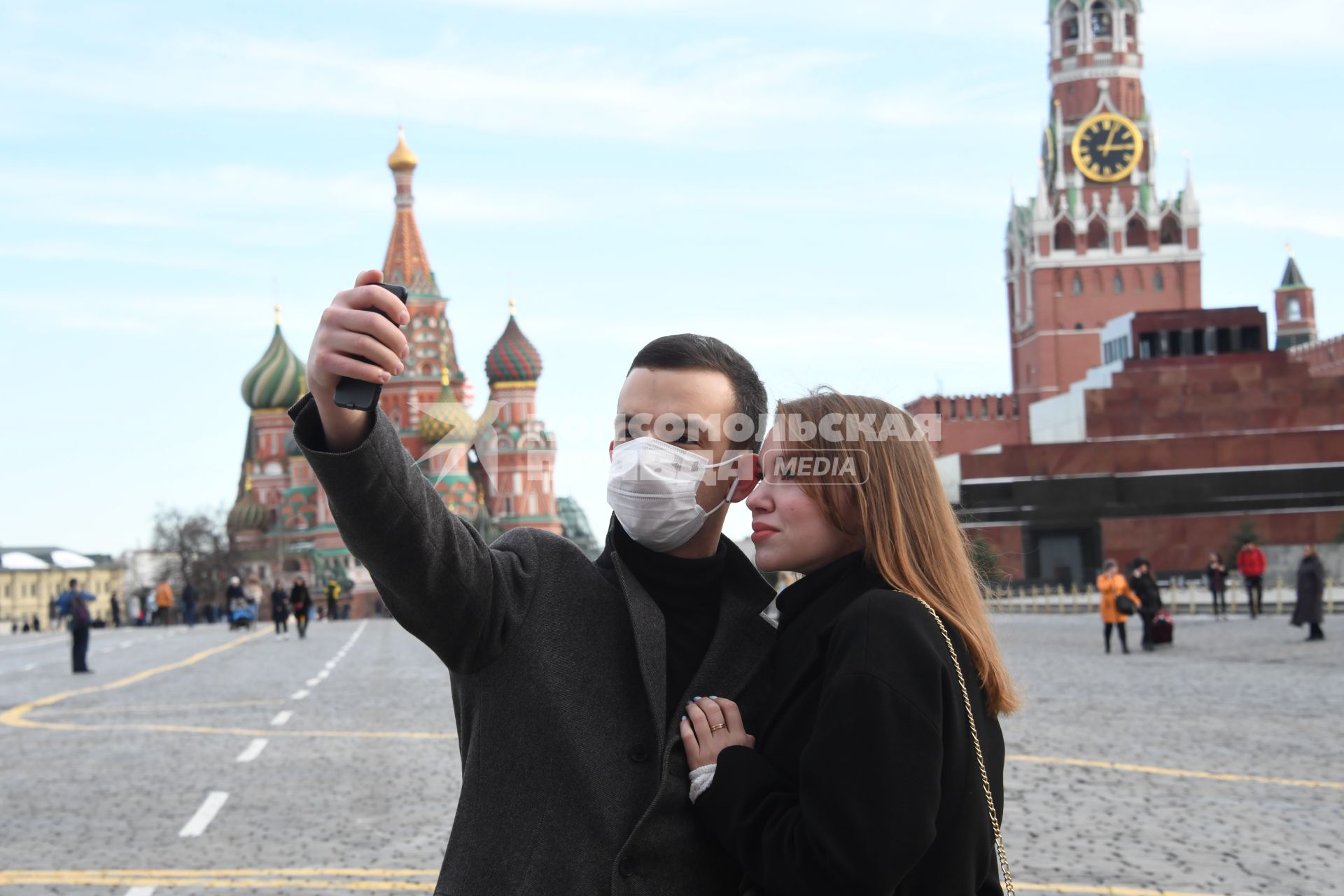 Москва.  Мужчина в  медицинской маске на Красной площади.