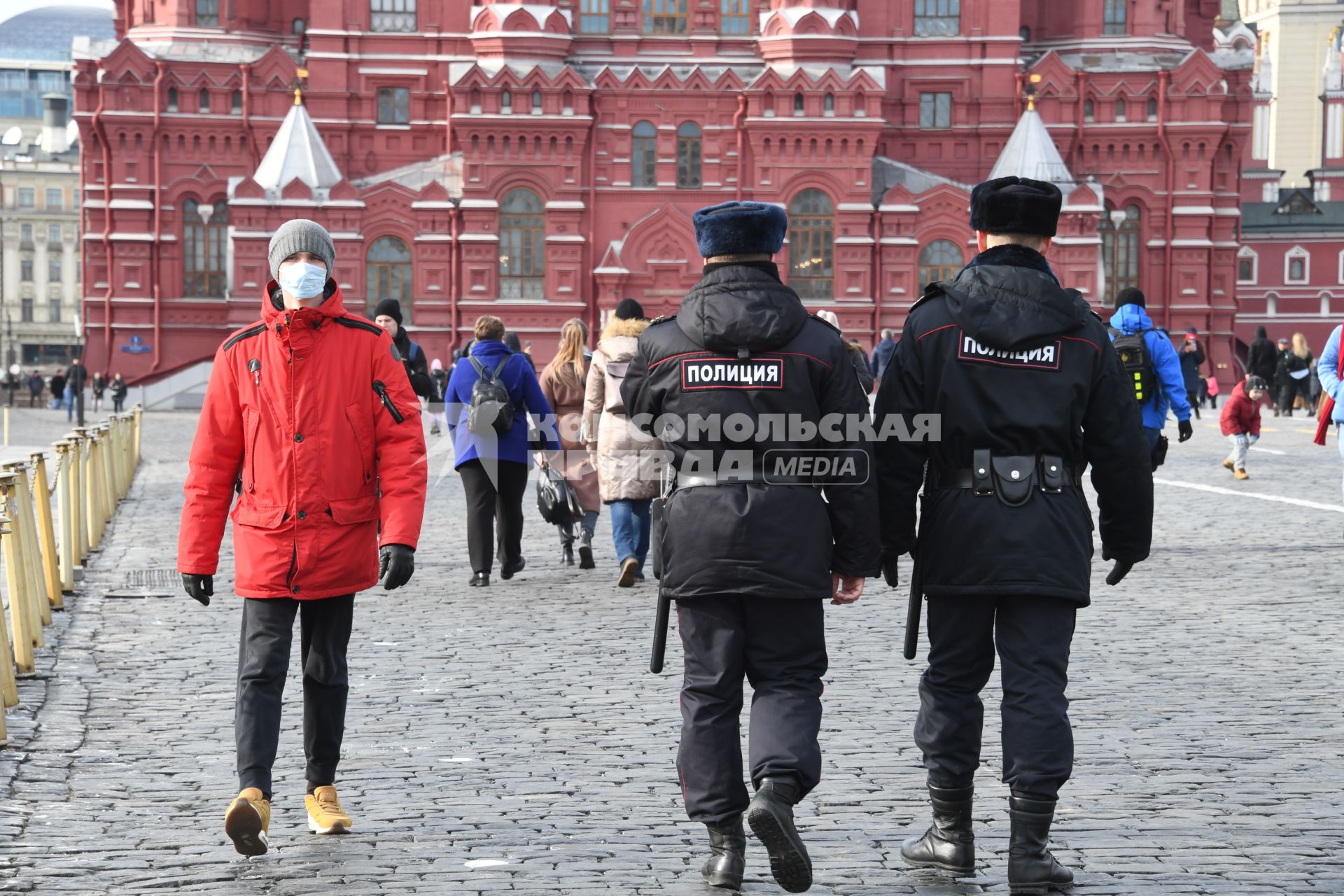 Москва.  Мужчина в  медицинской маске на Красной площади.