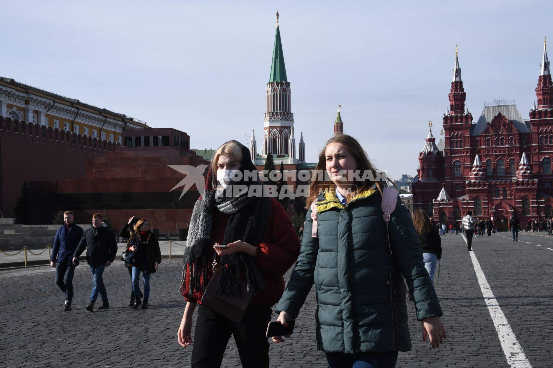 Москва.  Девушка в  медицинской маске на Красной площади.