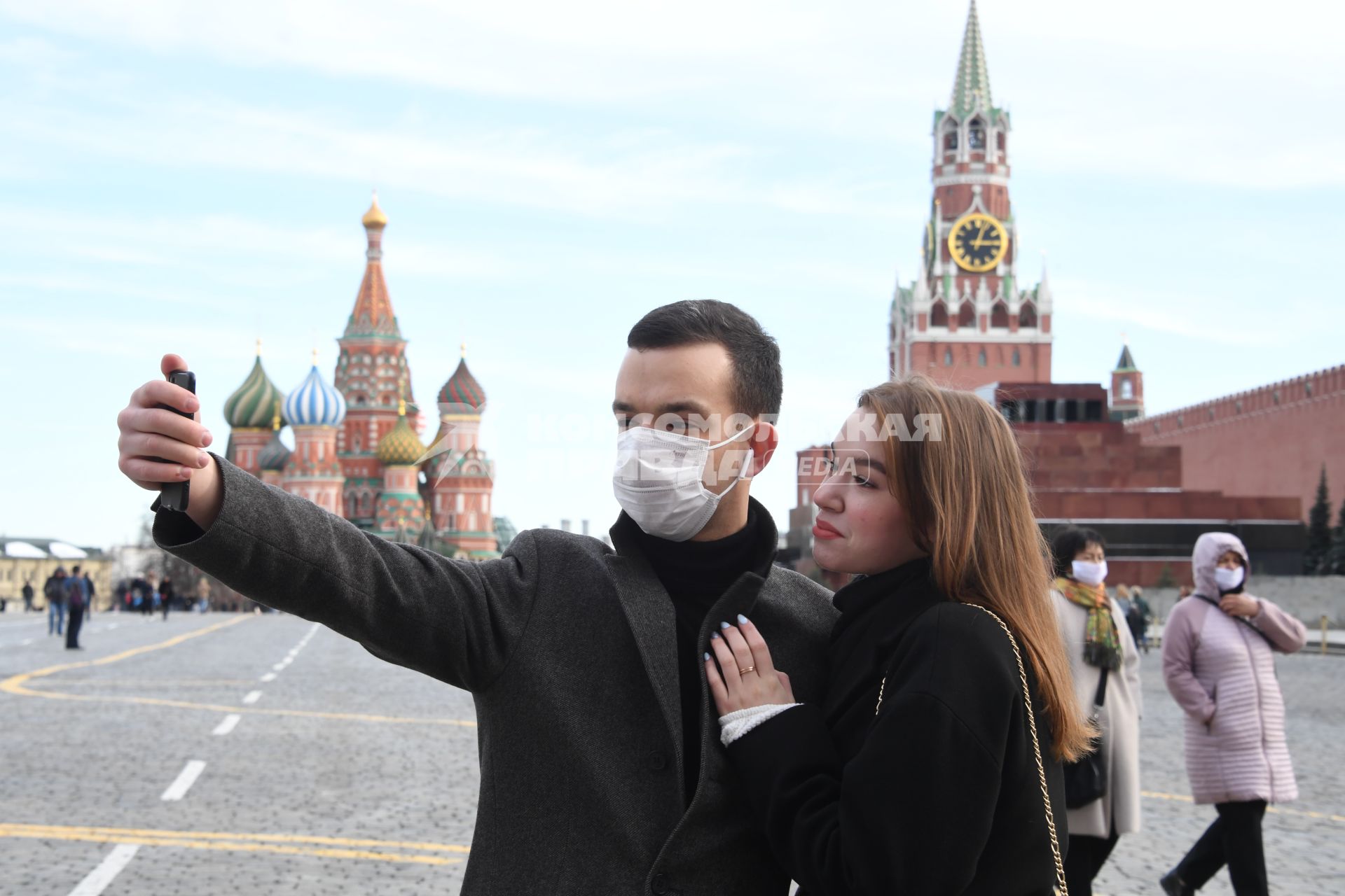 Москва.  Мужчина в  медицинской маске на Красной площади.