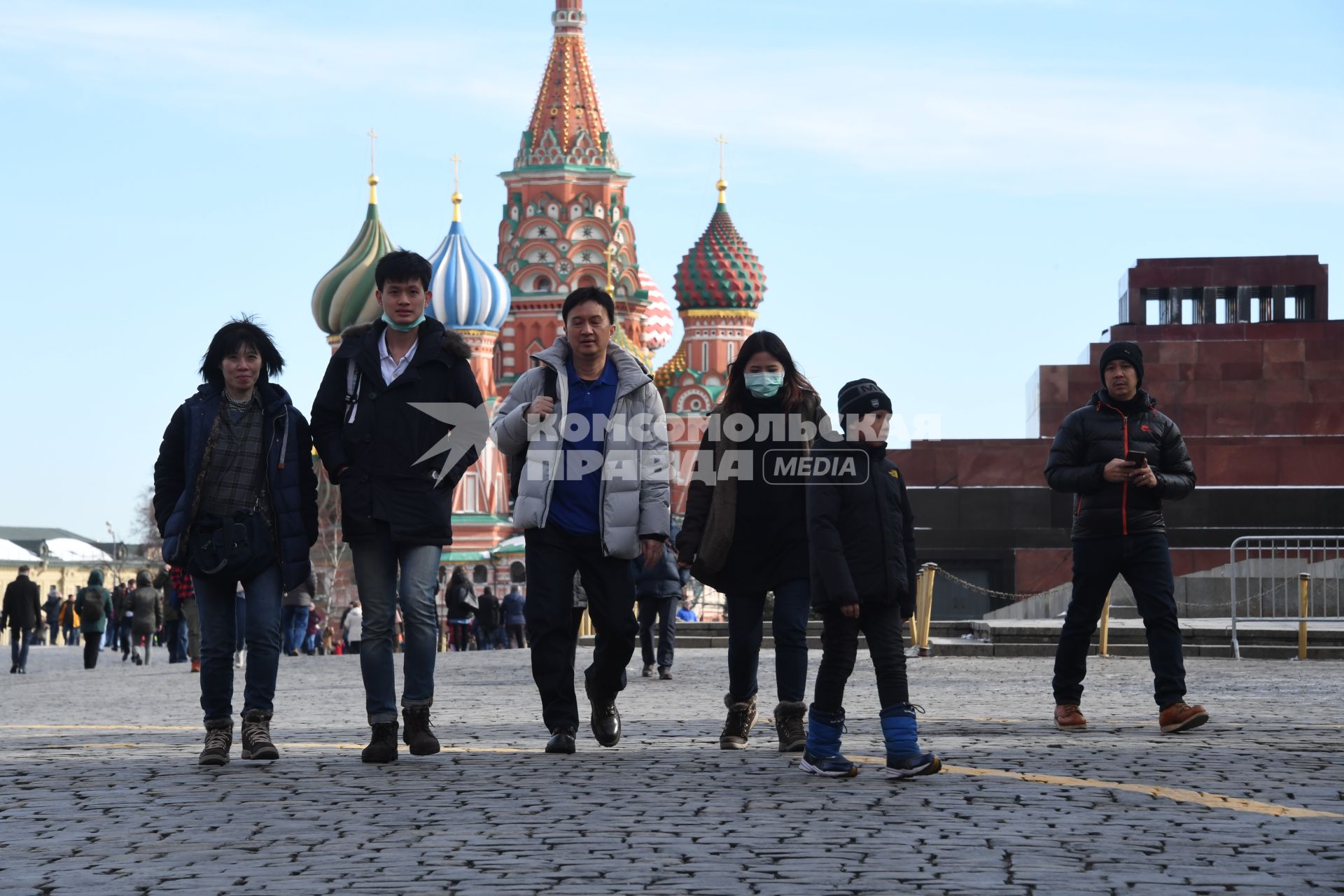 Москва.  Туристы в медицинских масках на Красной площади.