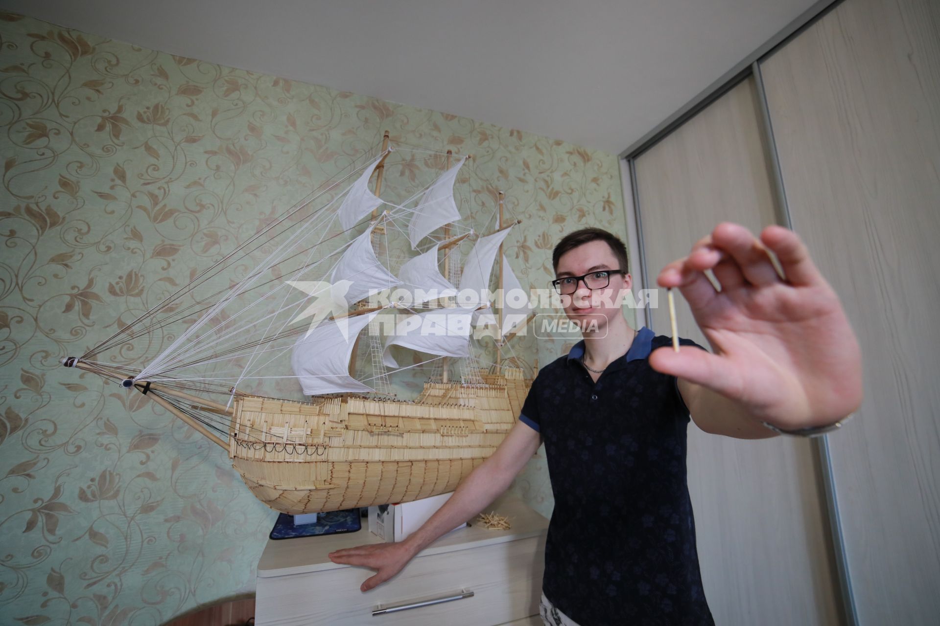 Красноярск. Роман Ермаков сделал модель корабля из 60 тысяч спичек.