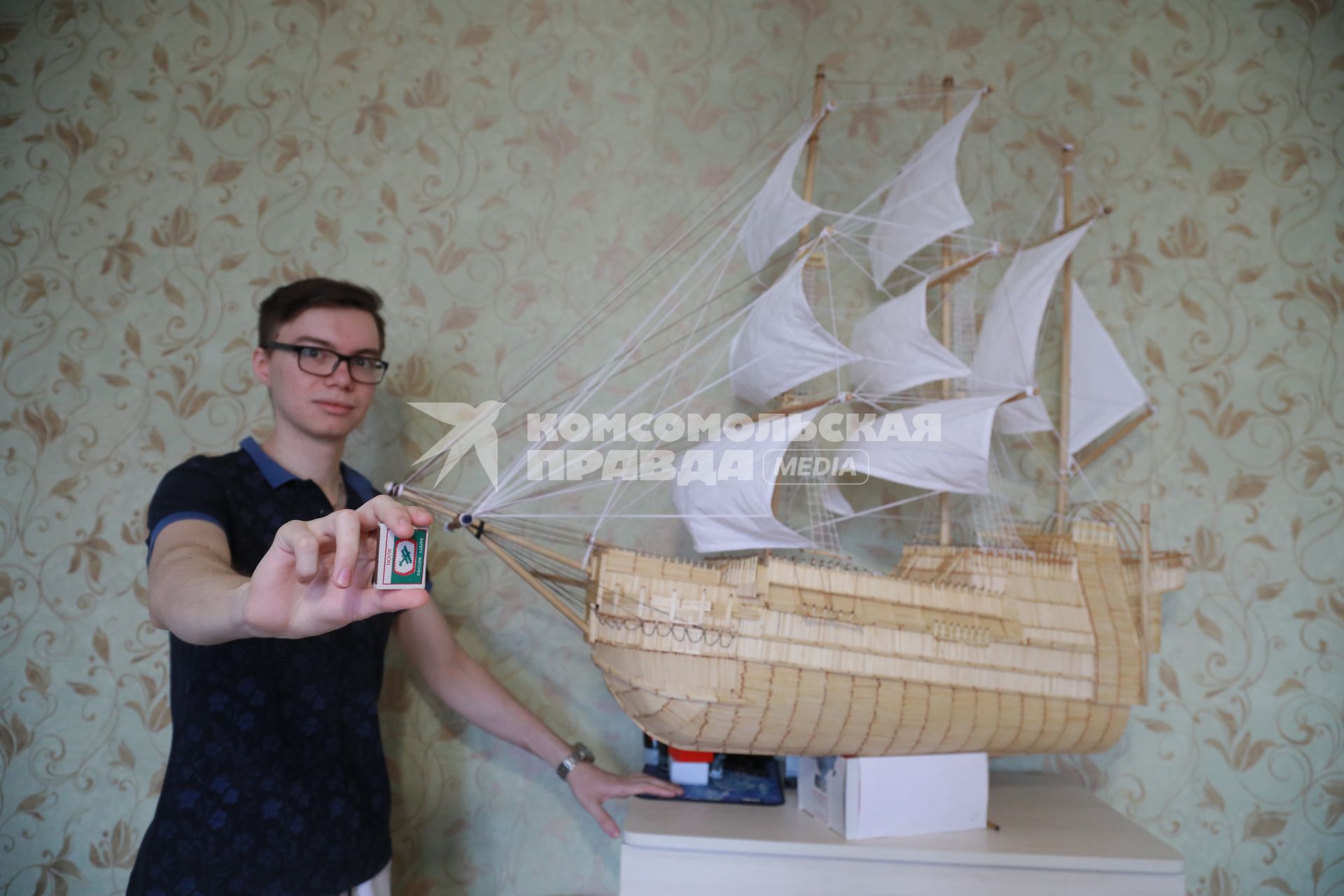 Красноярск. Роман Ермаков сделал модель корабля  из спичек.