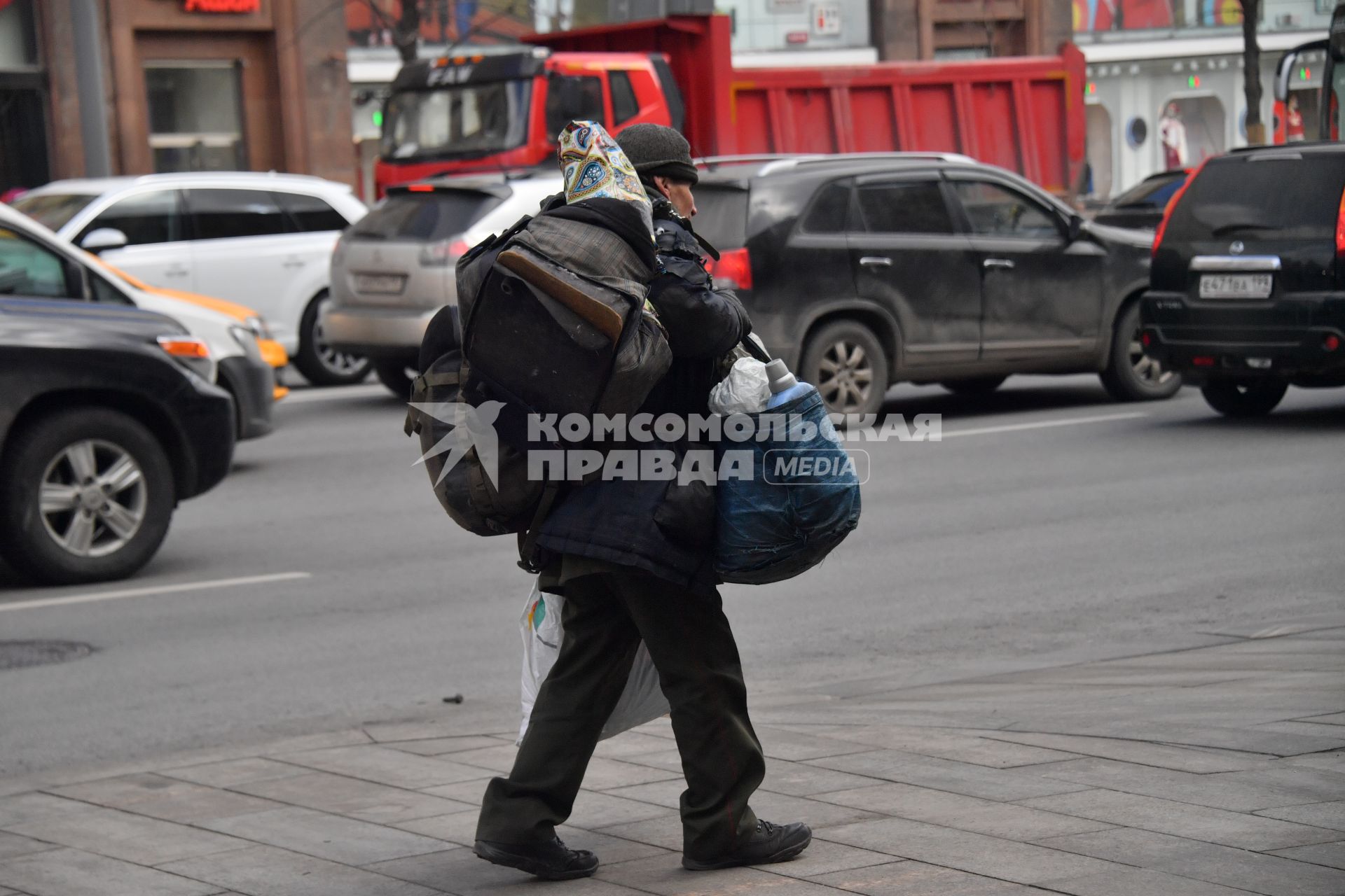 Москва. Пожилой мужчина на улице города.