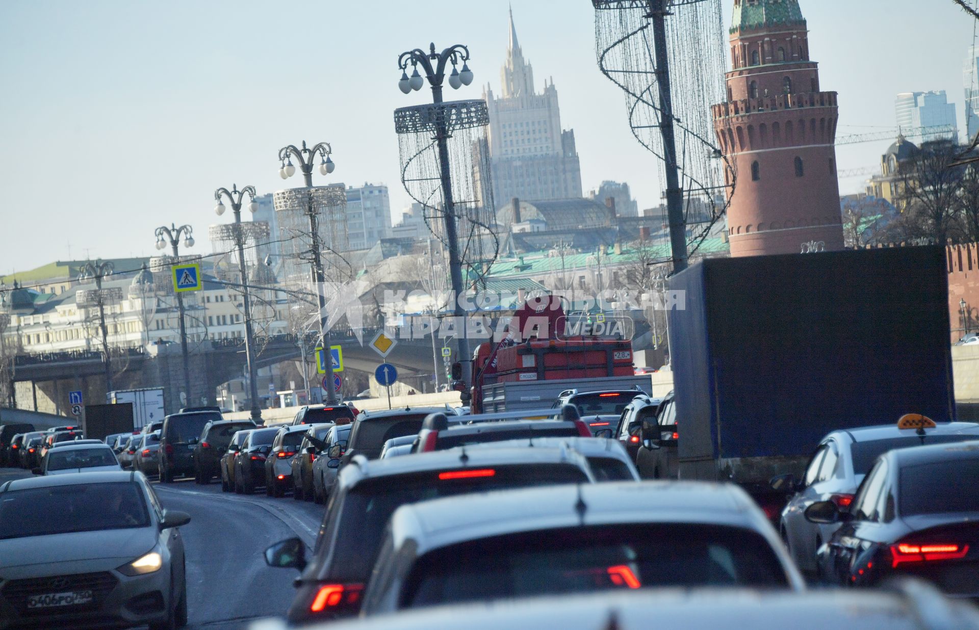 Москва. Движение машин на Москворецкой набережной.