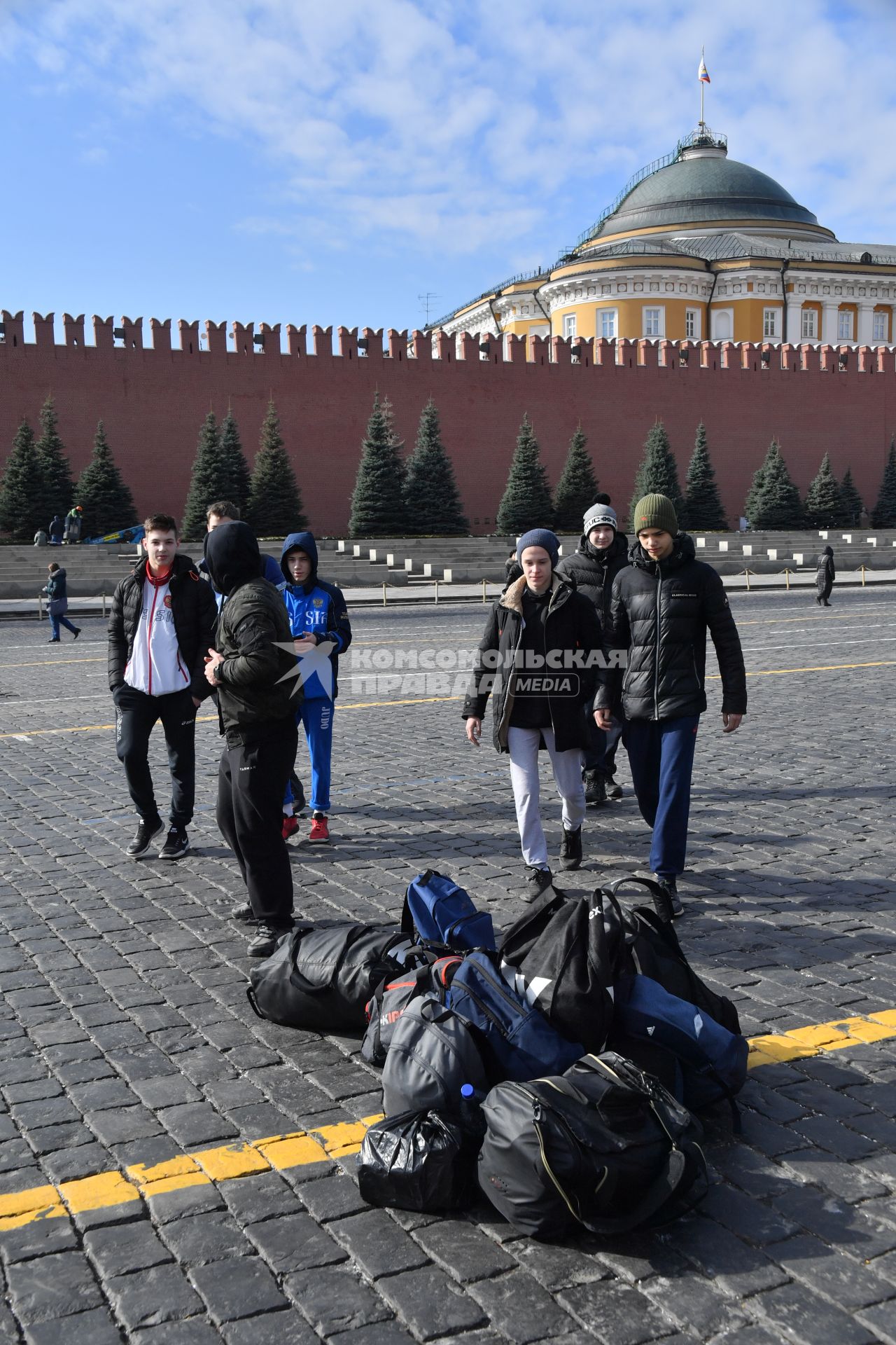 Москва. Приезжие на Красной площади.