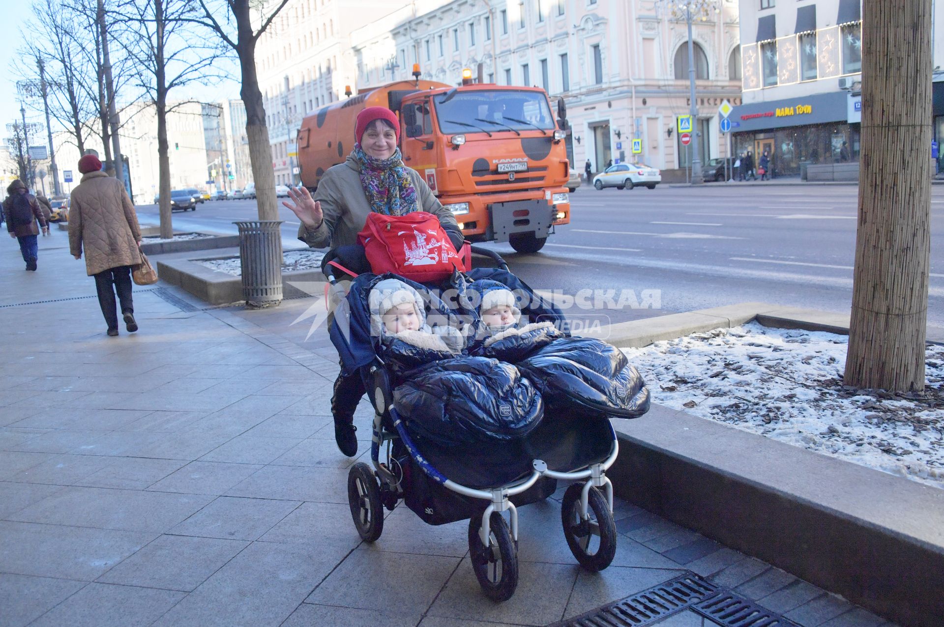 Москва. Женщина с детьми на Тверской улице.