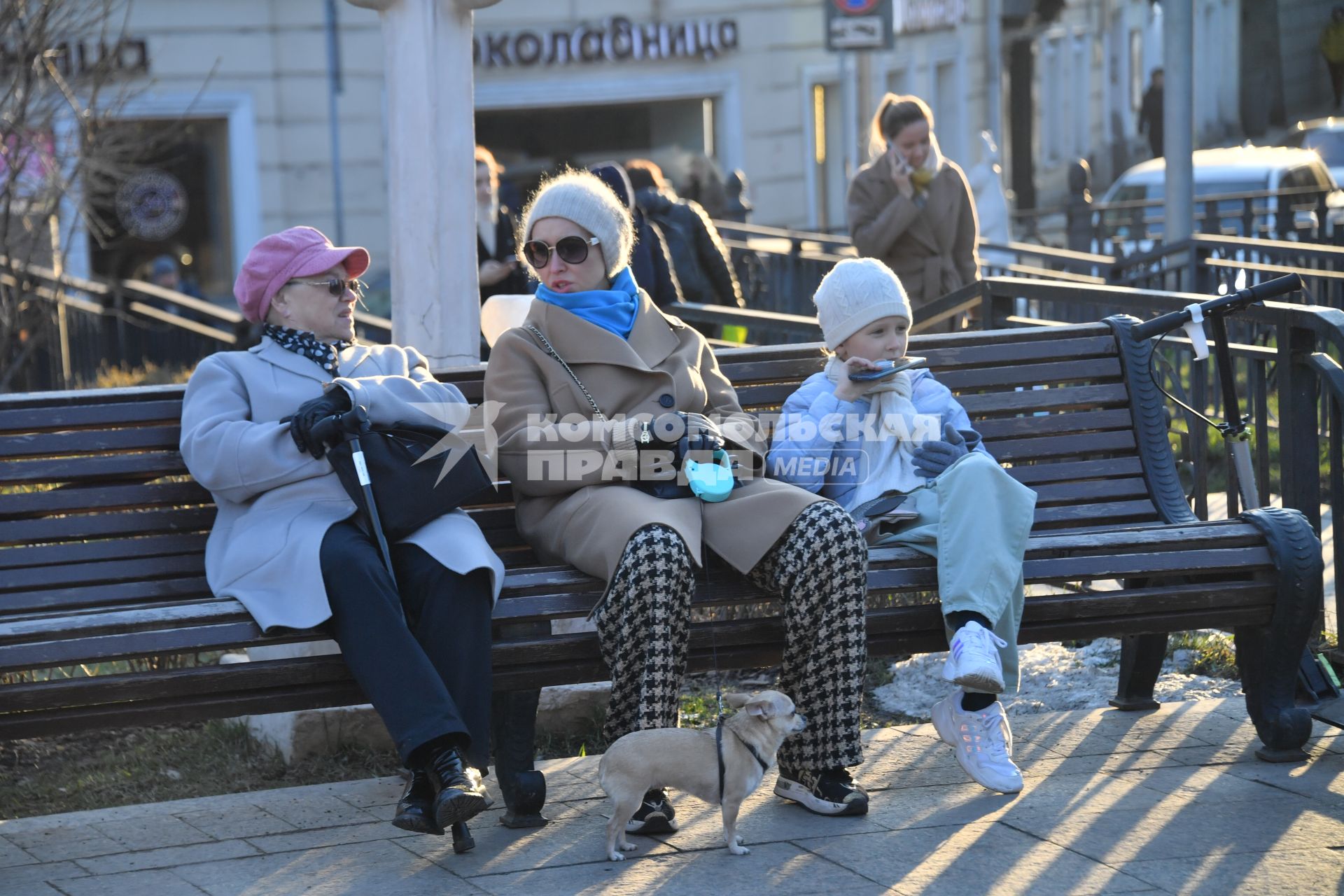 Москва. Горожане отдыхают на скамейке.