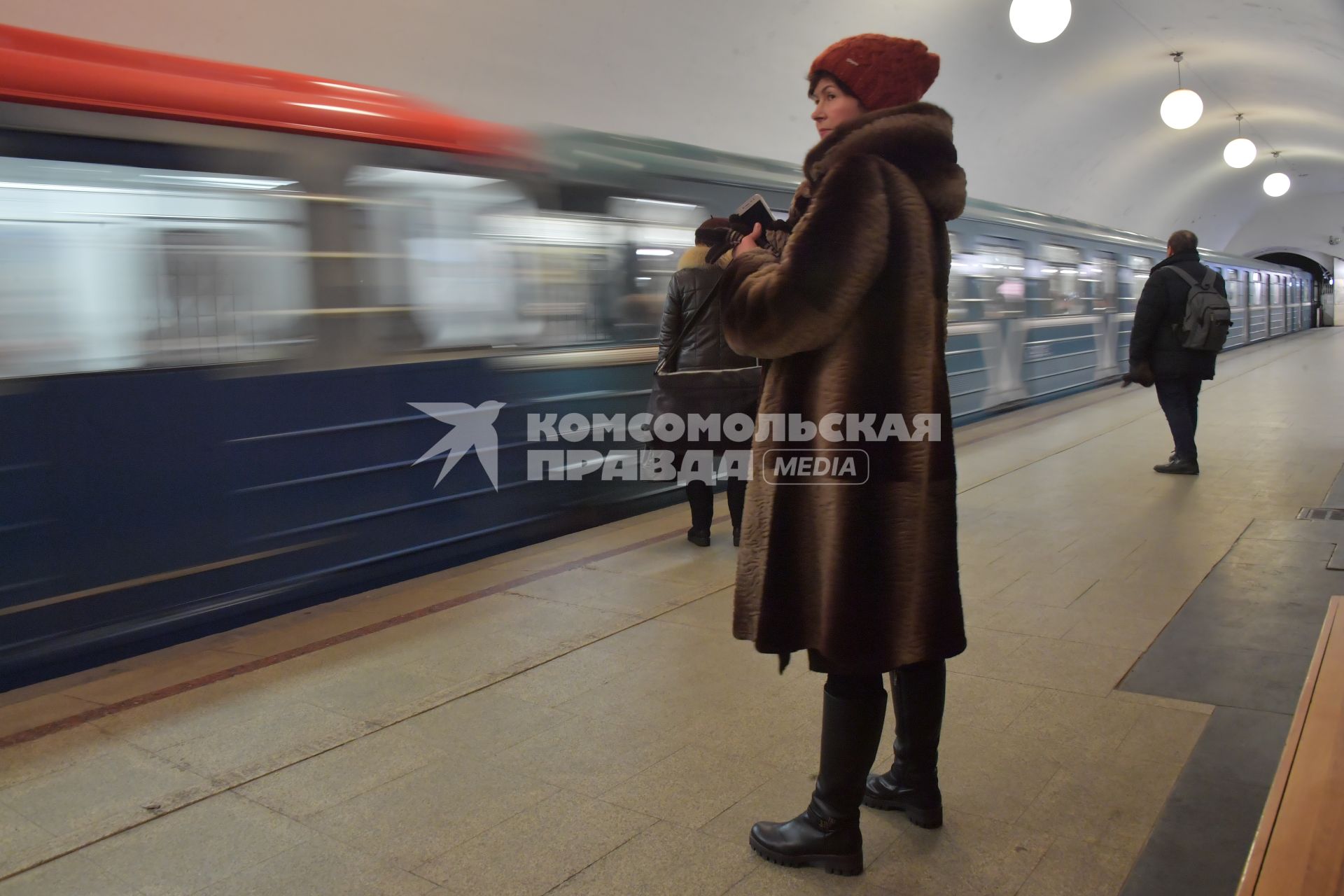 Москва. Пассажиры на платформе метрополитена.