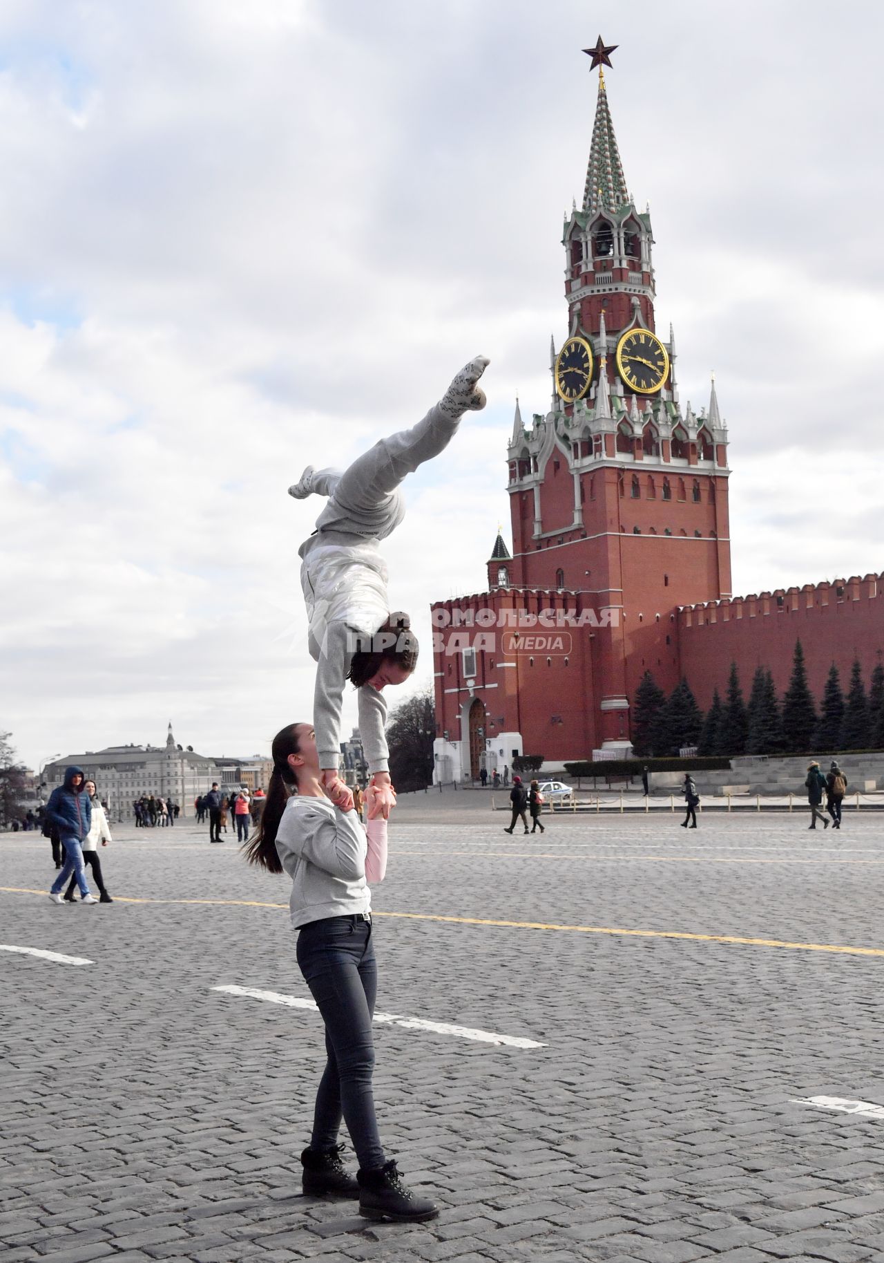 Москва. Акробаты на Красной площади.