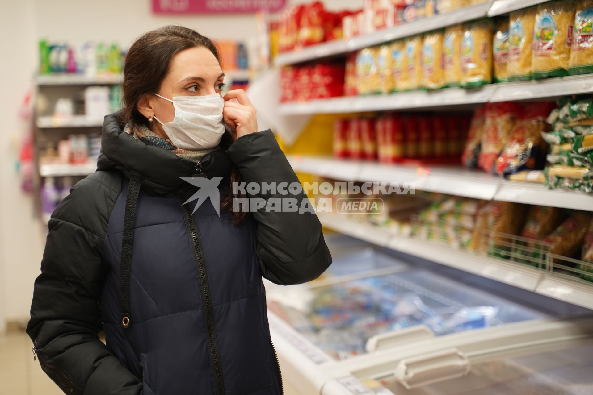 Самара. Девушка в медицинской маске в продуктовом магазине.