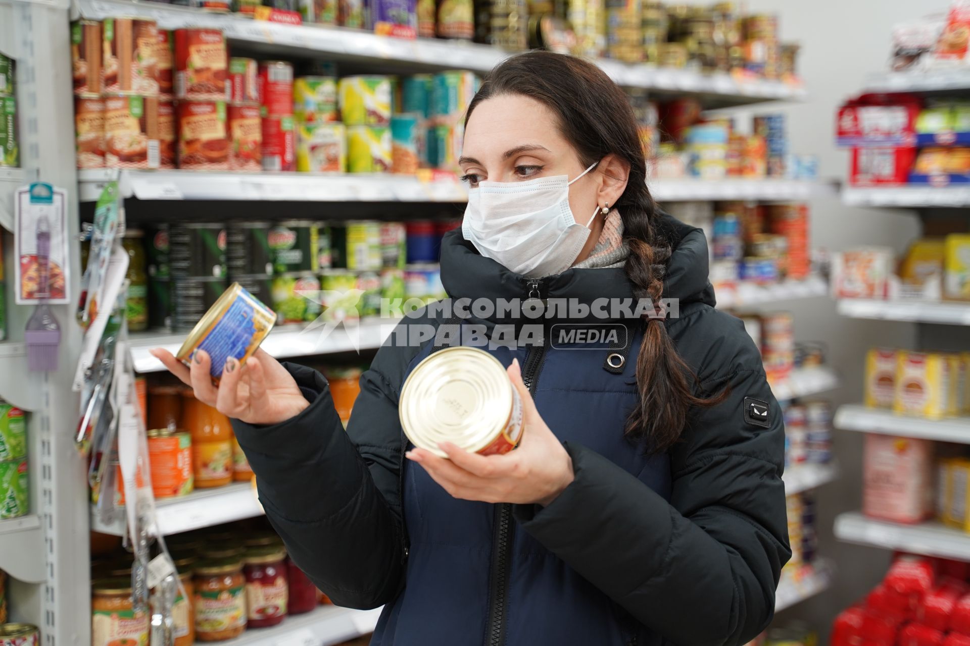 Самара. Девушка в медицинской маске в продуктовом магазине.