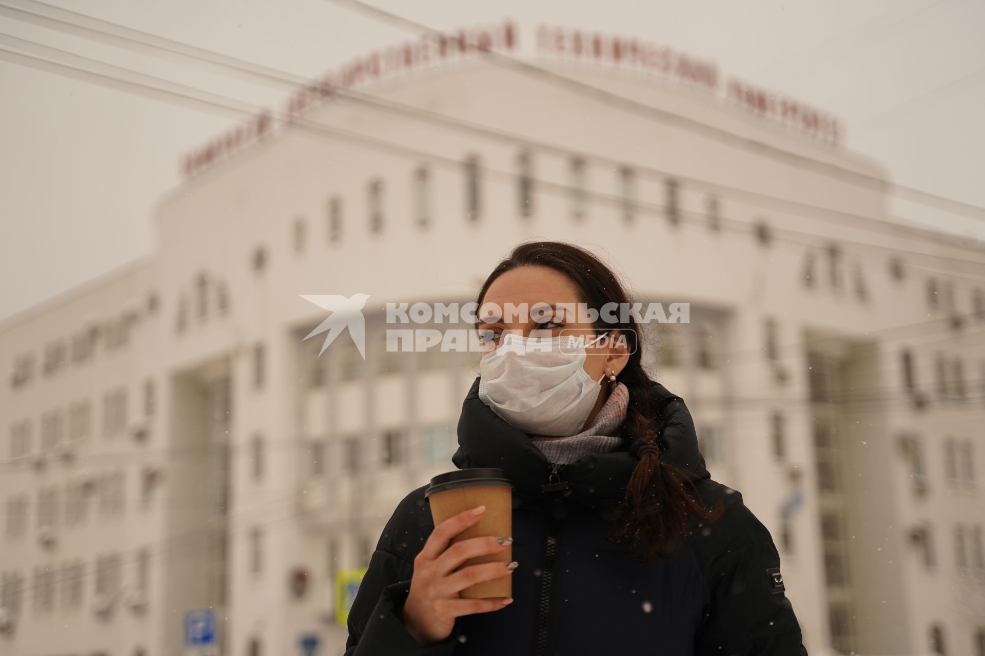 Самара. Девушка в медицинской маске  с пластиковым одноразовым стаканчиком на улице.