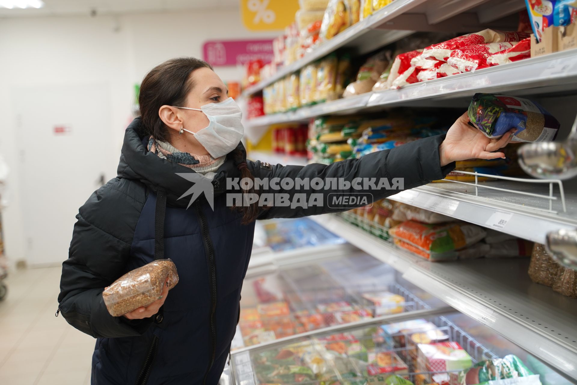 Самара. Девушка в медицинской маске в продуктовом магазине.