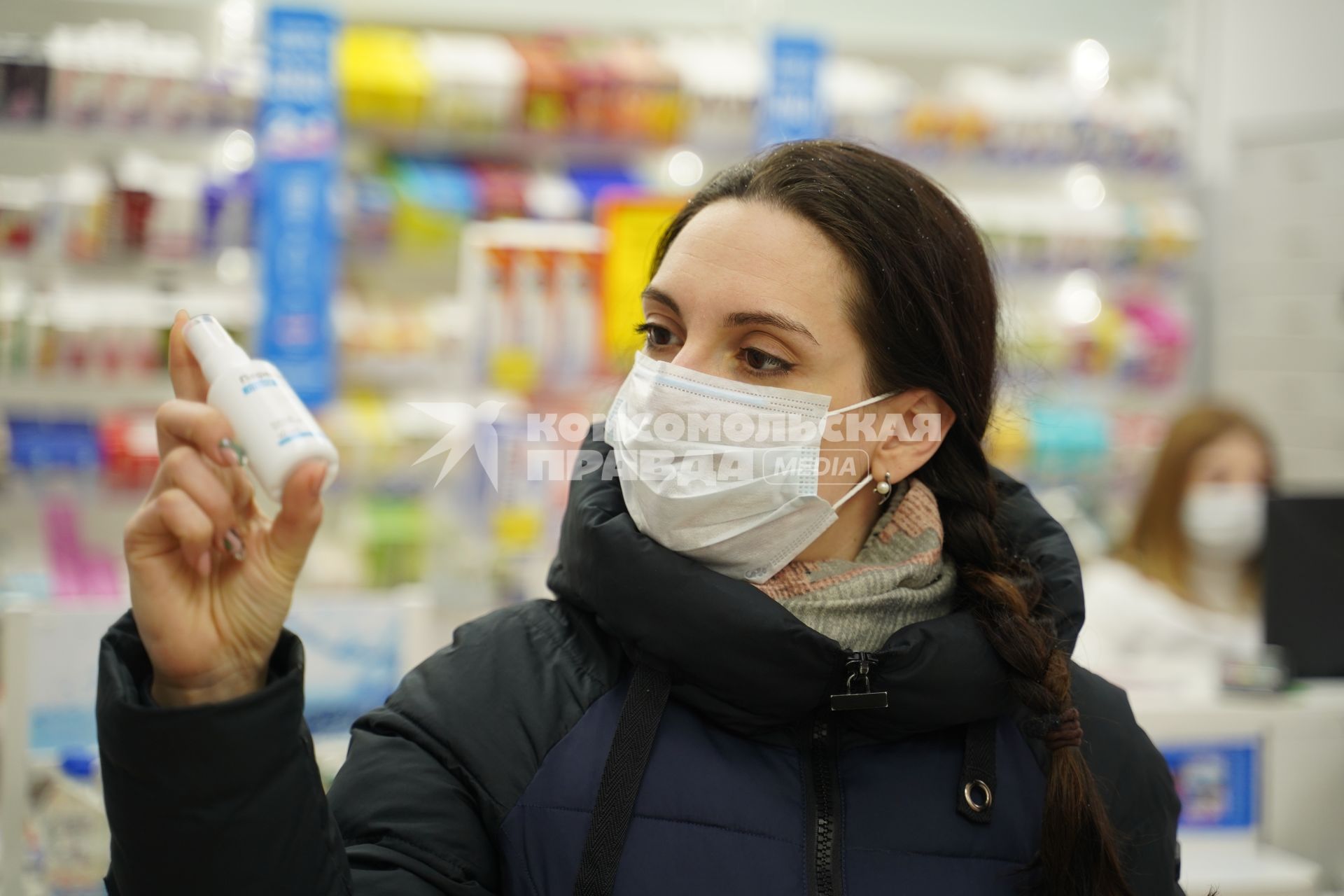 Самара. Девушка в медицинской маске в аптеке.