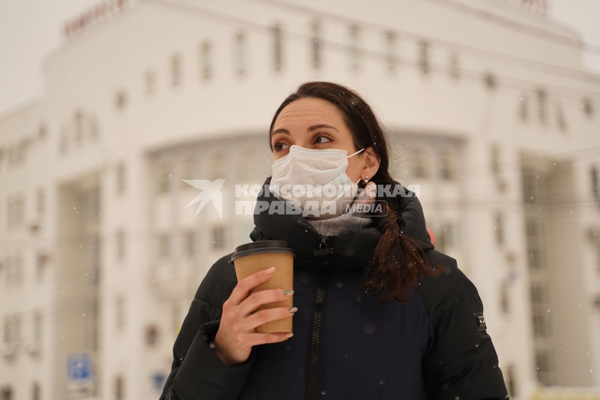 Самара. Девушка в медицинской маске  с пластиковым одноразовым стаканчиком на улице.