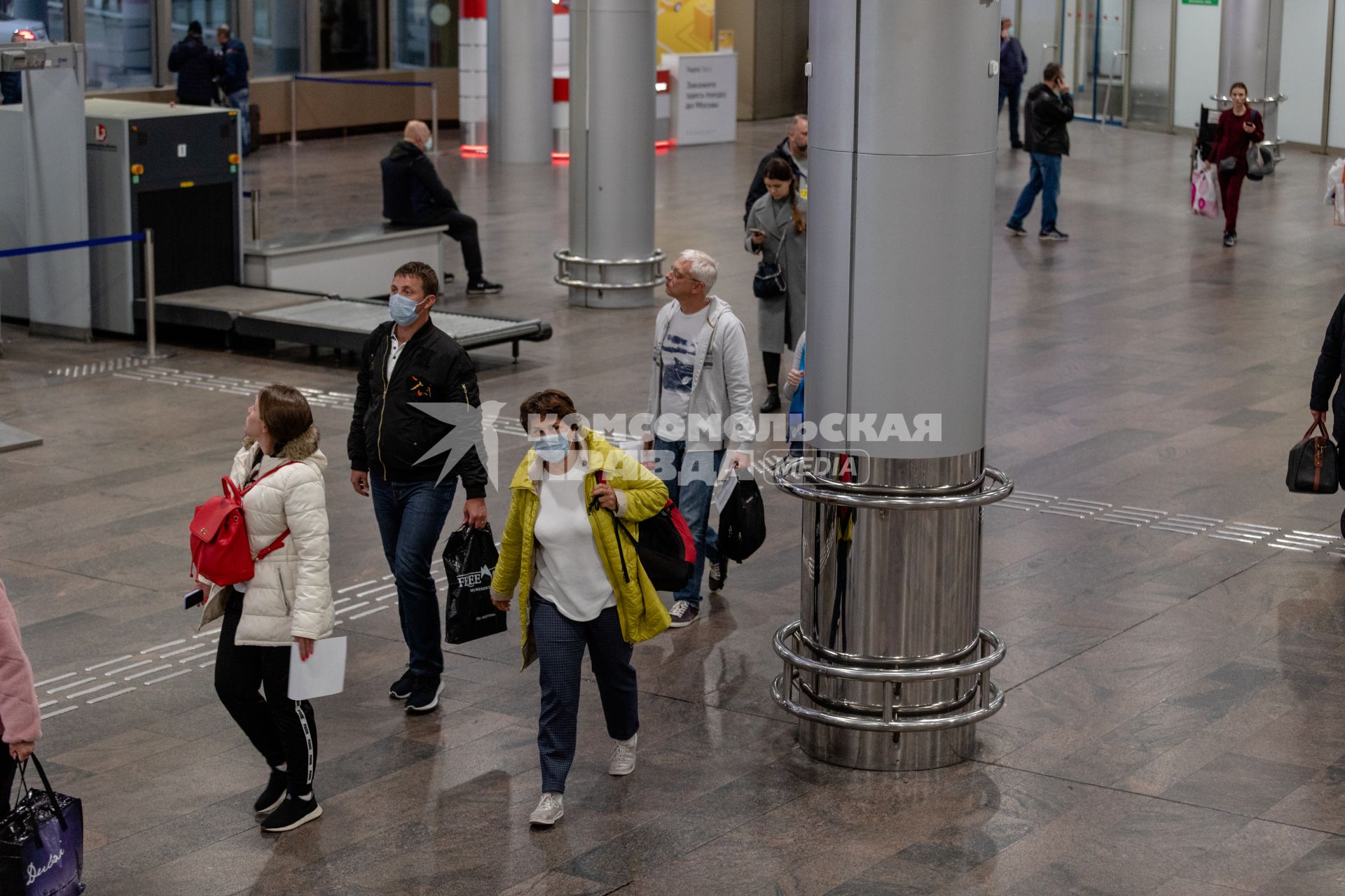 Московская область. Пассажиры  в терминале F аэропорта Шереметьево.