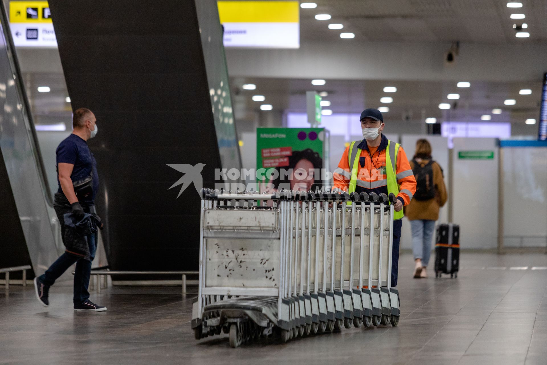 Московская область.  Сотрудник в терминале F аэропорта Шереметьево.