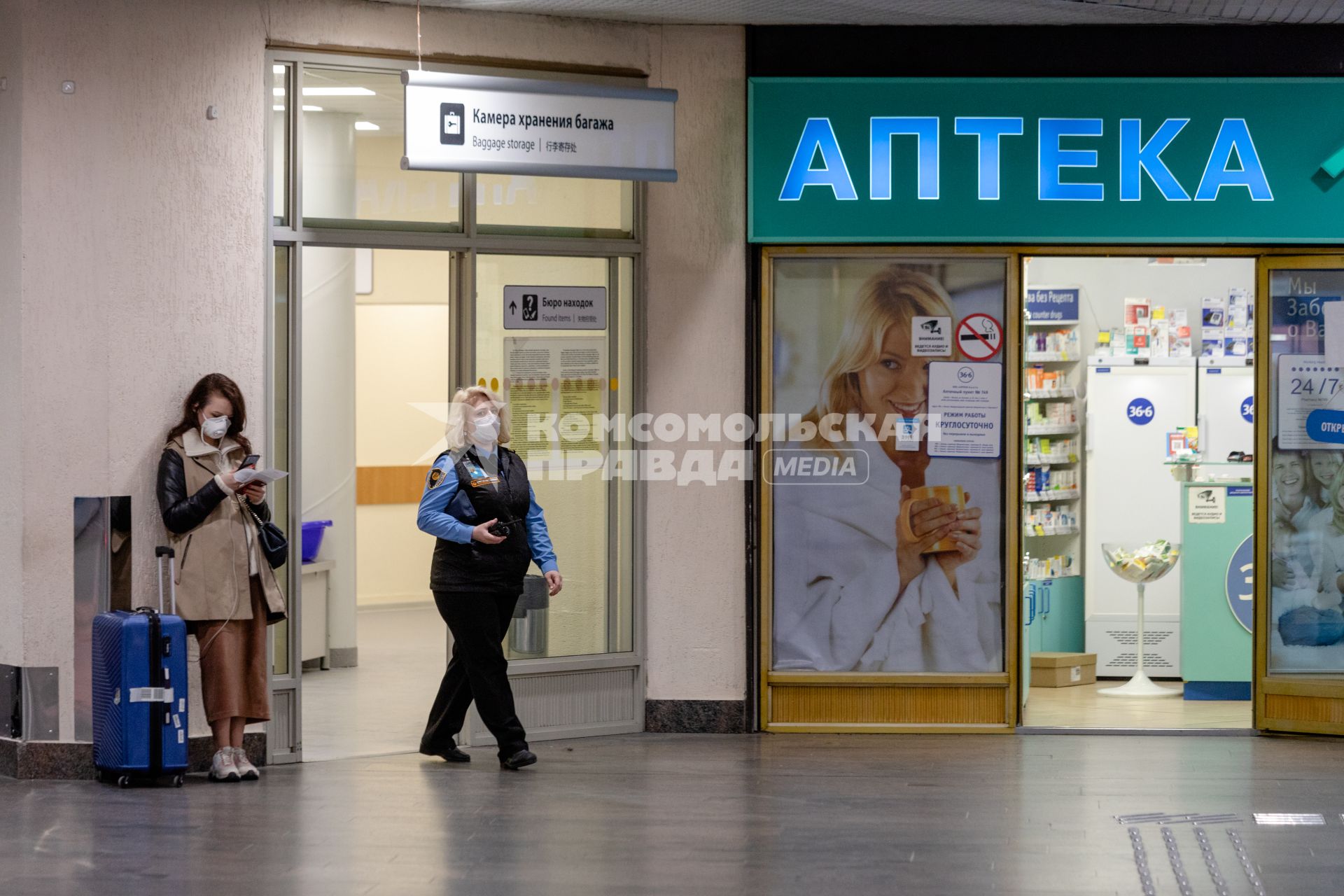 Московская область. Сотрудница   в терминале F аэропорта Шереметьево.