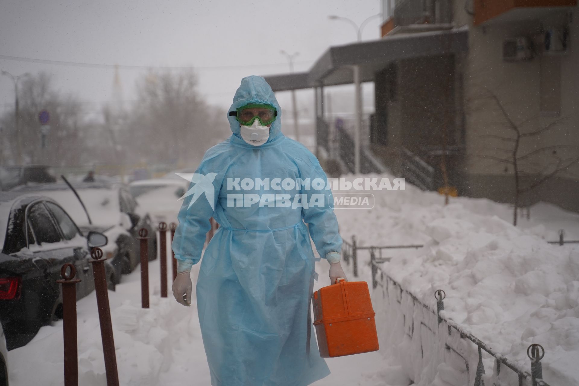 Самара. Сотрудник скорой помощи в защитном костюме .