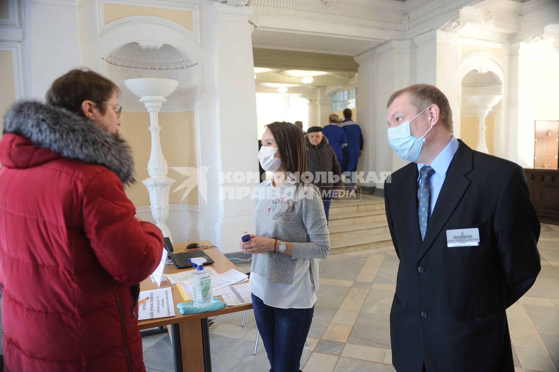 Екатеринбург. Администрация города. Измерение температуры тела и обработка рук антисептиком всем сотрудникам администрации идущим на работу. С 23 марта 2020г для борьбы с распространением коронавируса COVID-19, был введен временный запрет на вход в администрацию для всех посетителей