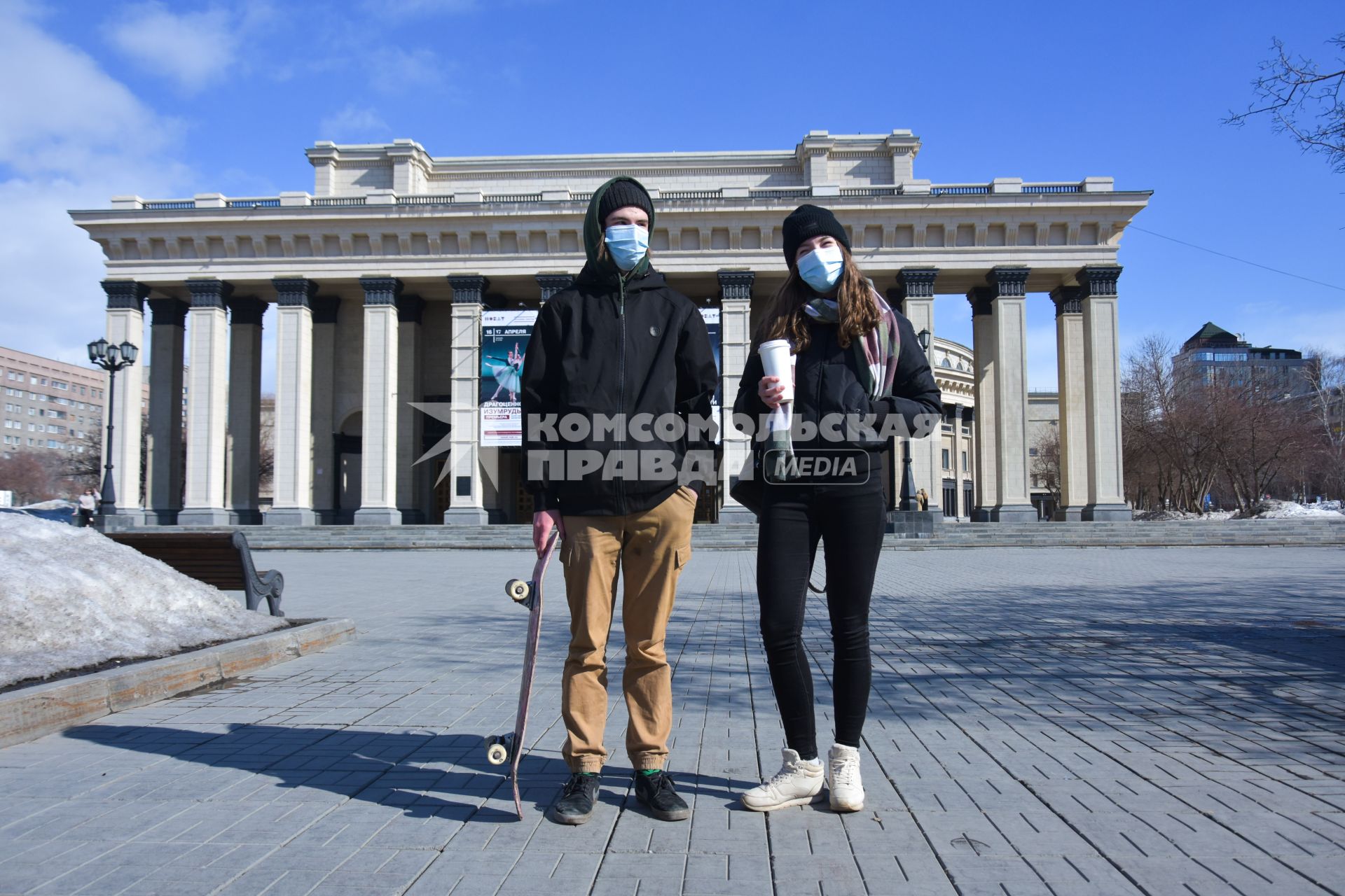 Новосибирск.  Молодые люди в медицинских масках на улице.