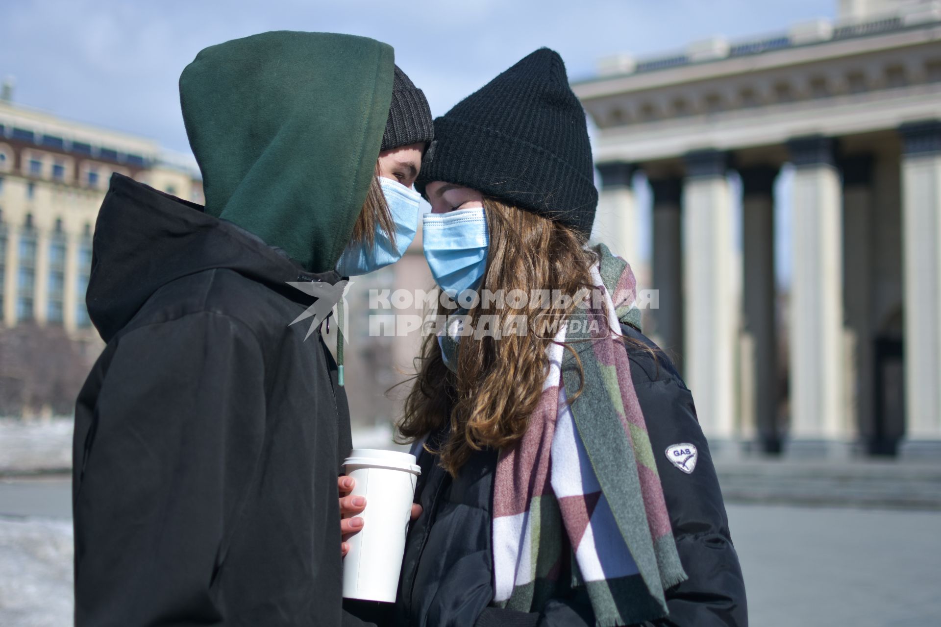 Новосибирск.  Молодые люди в медицинских масках на улице.