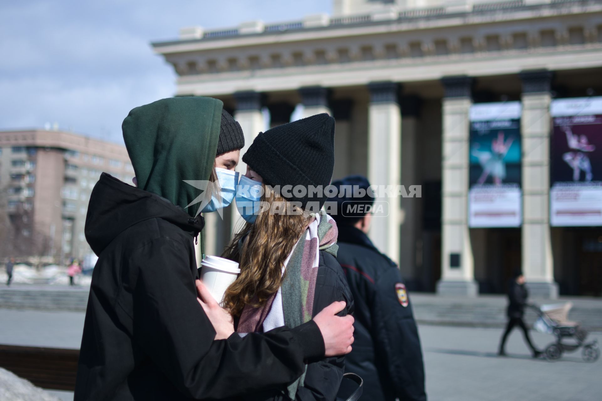 Новосибирск.  Молодые люди в медицинских масках на улице.