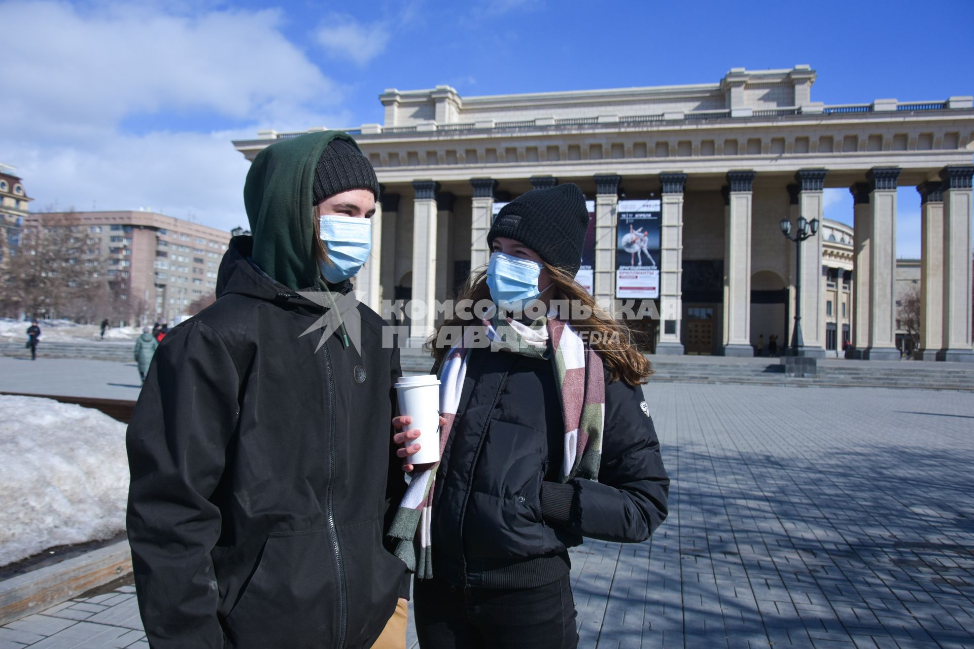 Новосибирск.  Молодые люди в медицинских масках на улице.