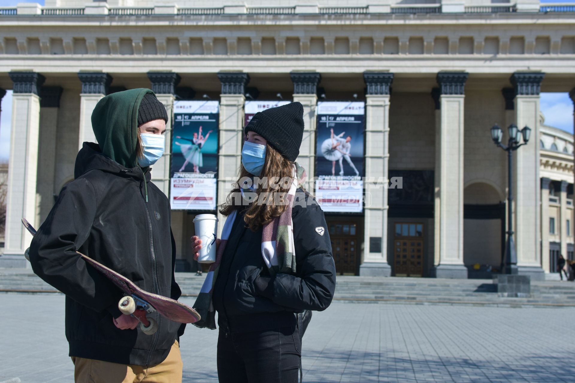 Новосибирск.  Молодые люди в медицинских масках на улице.