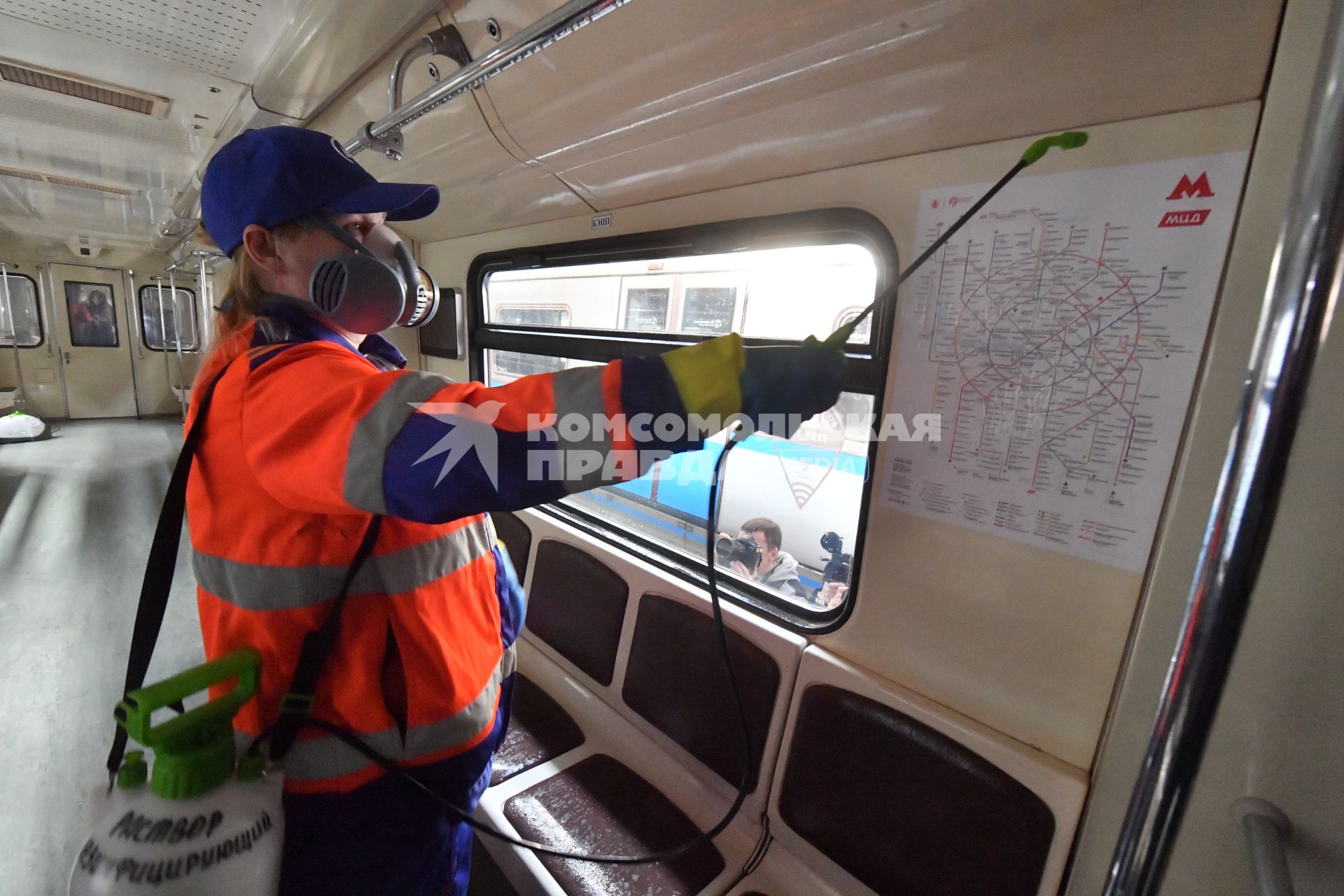 Москва.  Сотрудница Московского метрополитена производит дезинфекцию вагонов поезда в электродепо `Красная Пресня` во время эпидемии коронавируса.