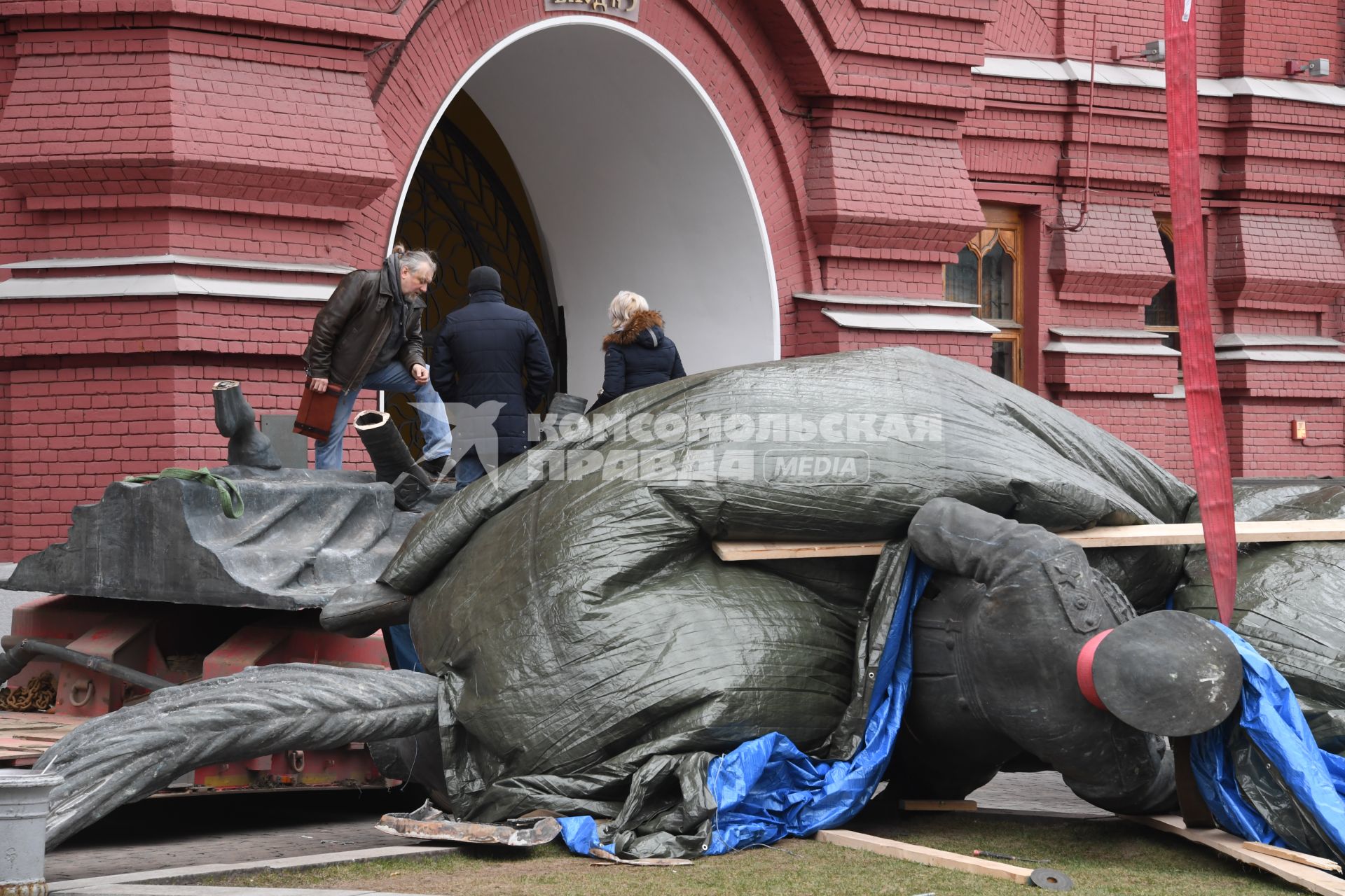 Москва.  Во время демонтажа старого и установки временного памятника маршалу Георгию Жукову на Манежной площади.