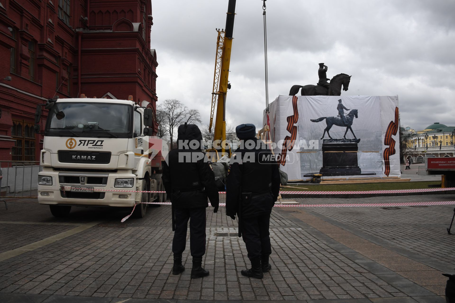 Москва.  Во время демонтажа старого и установки временного памятника маршалу Георгию Жукову на Манежной площади.