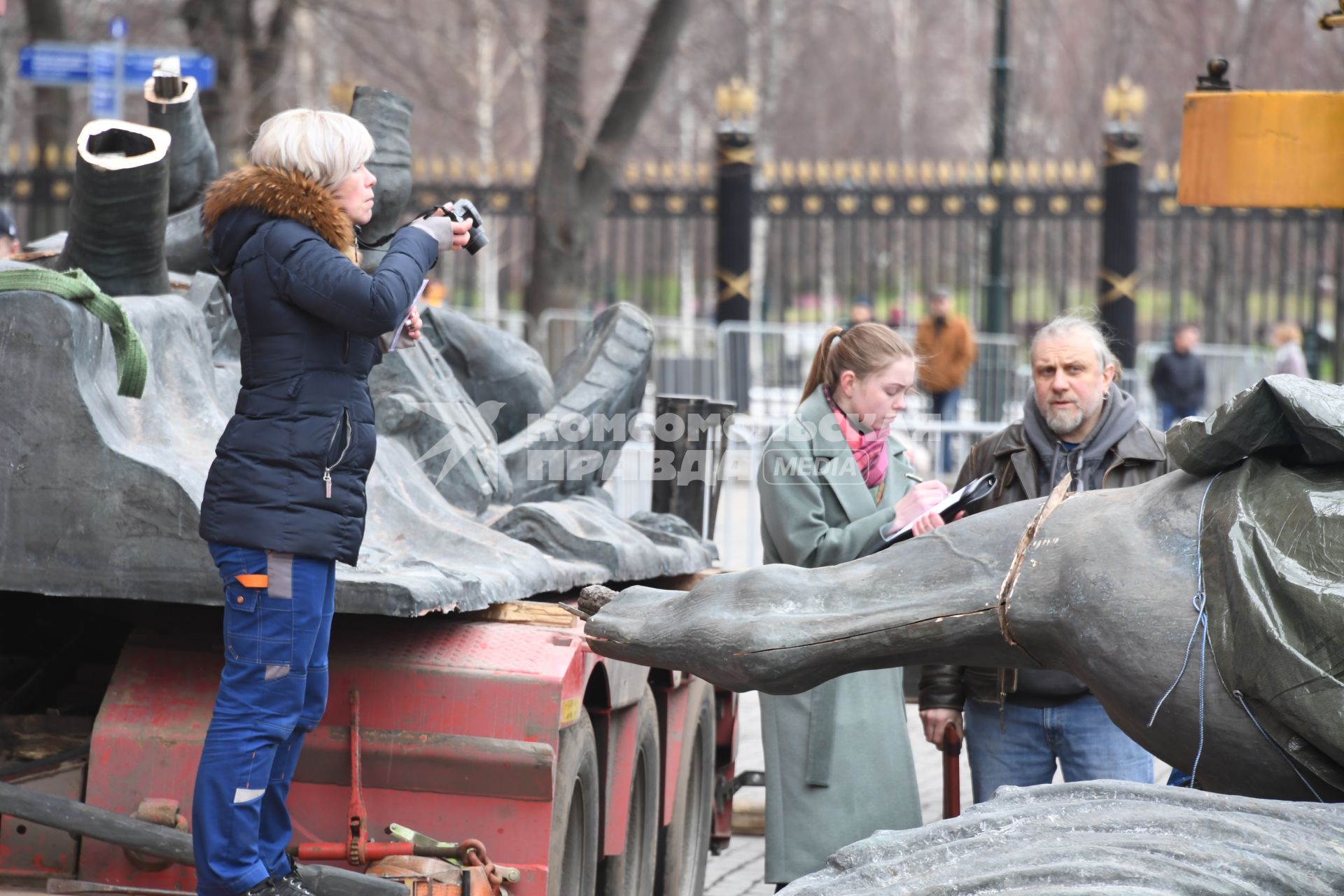 Москва.  Во время демонтажа старого и установки временного памятника маршалу Георгию Жукову на Манежной площади.