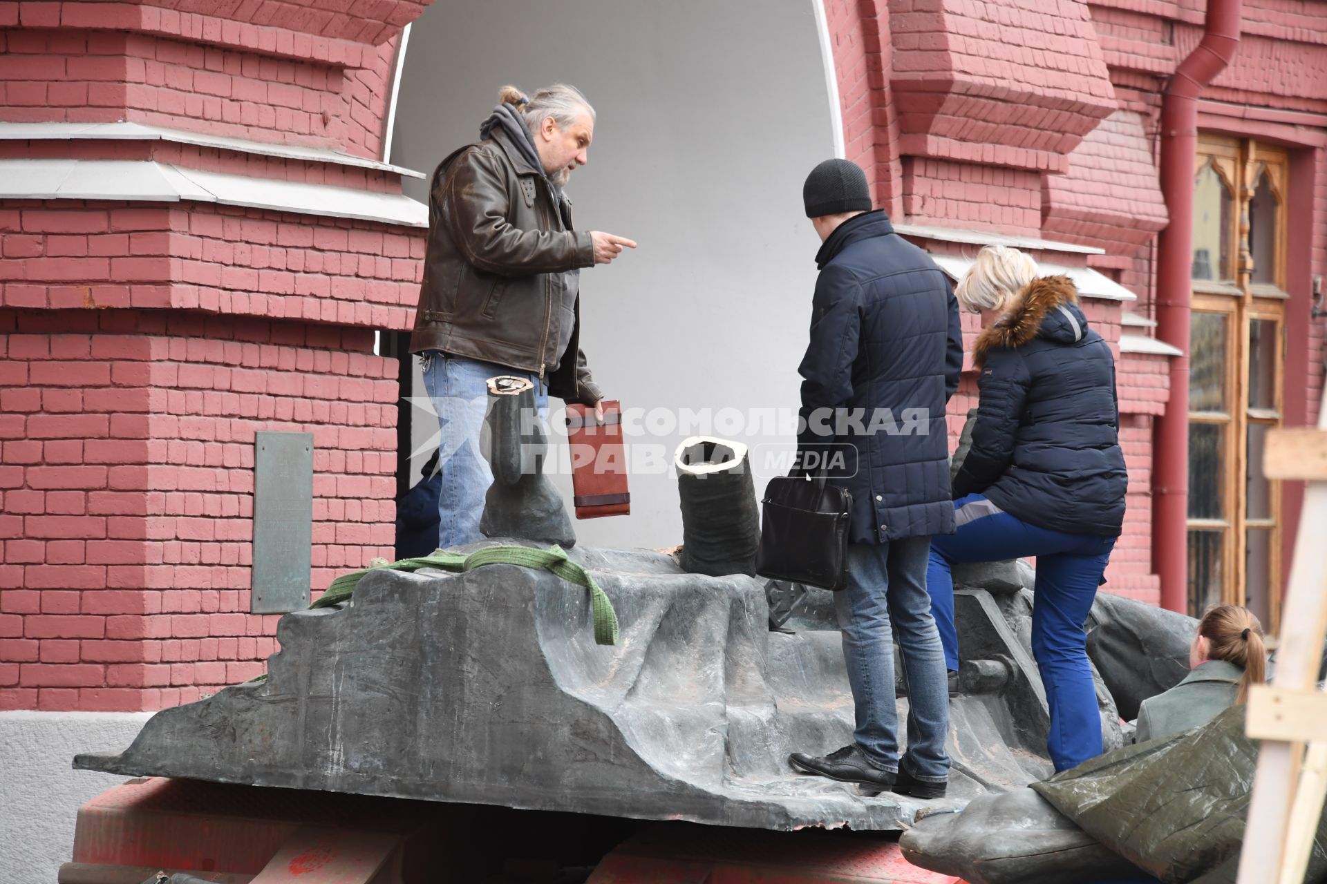 Москва.  Во время демонтажа старого и установки временного памятника маршалу Георгию Жукову на Манежной площади.