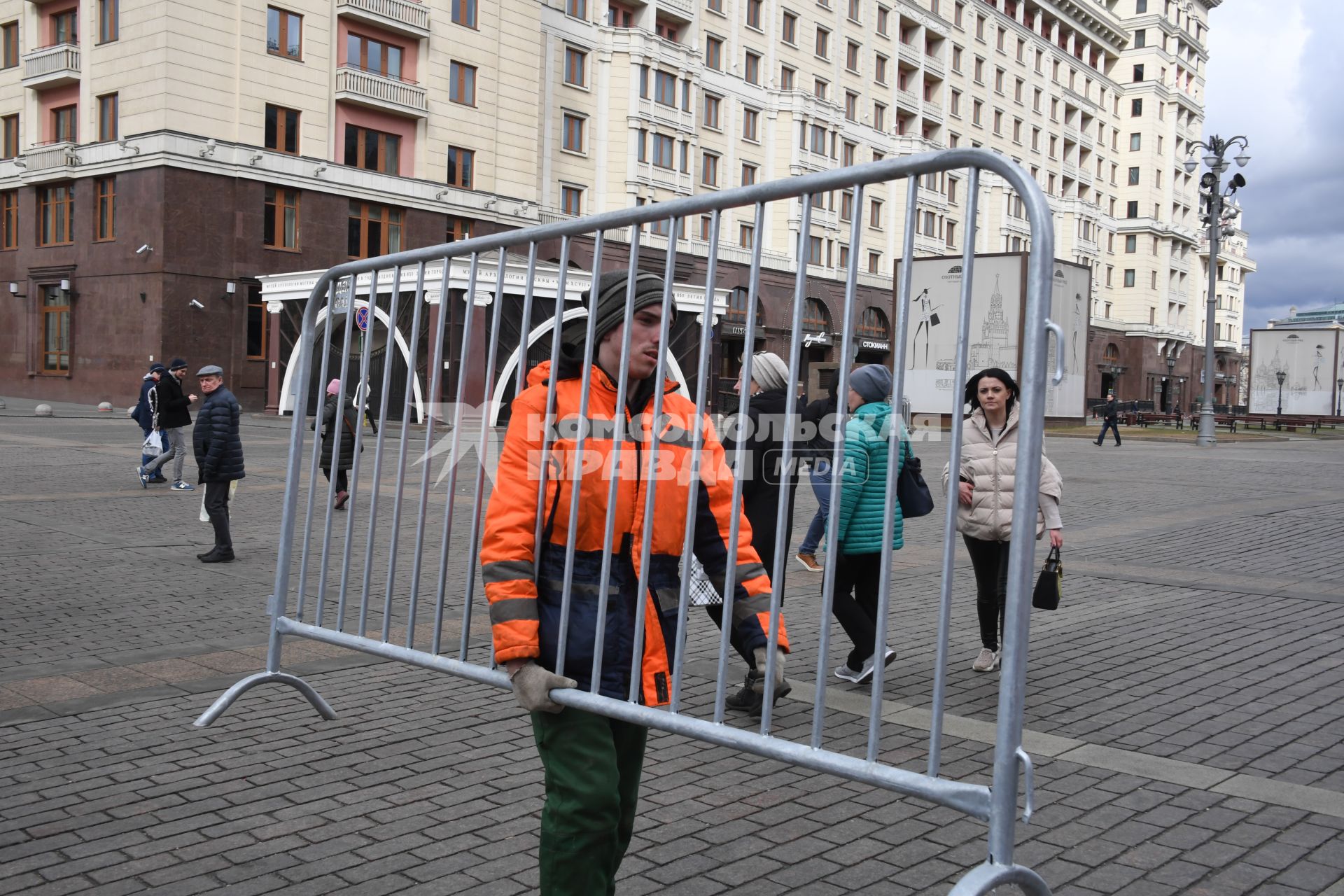 Москва. Сотрудники коммунальных служб несут ограждения на Манежной площади.