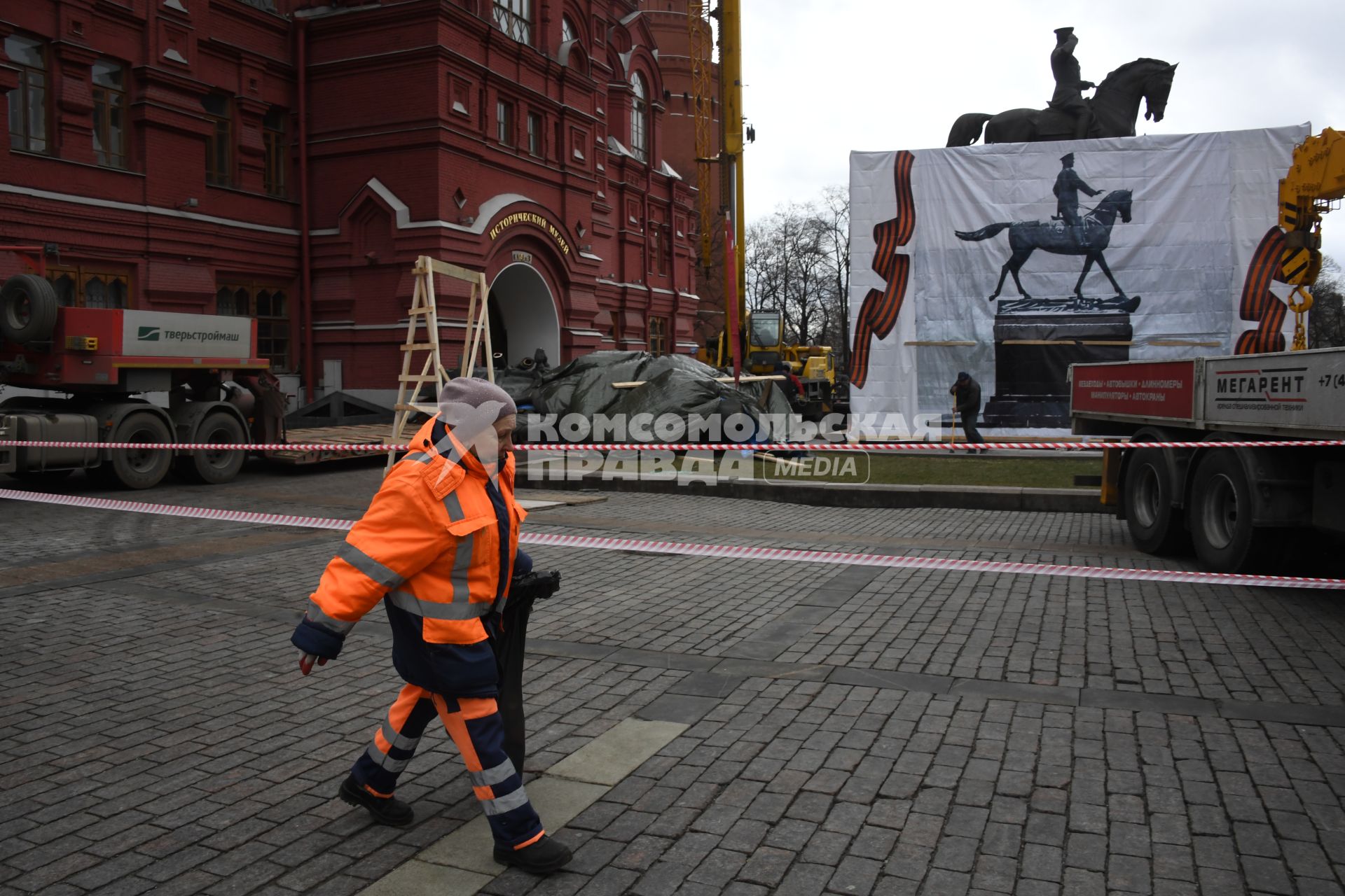 Москва.  Во время демонтажа старого и установки временного памятника маршалу Георгию Жукову на Манежной площади.