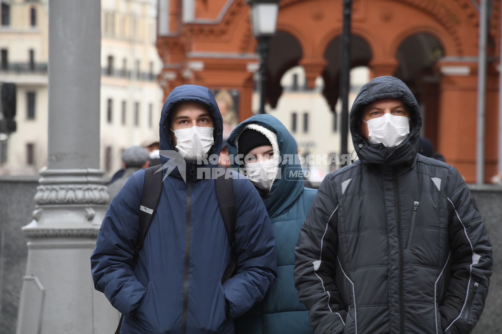 Москва. Туристы  в медицинских масках  на Манежной площади.