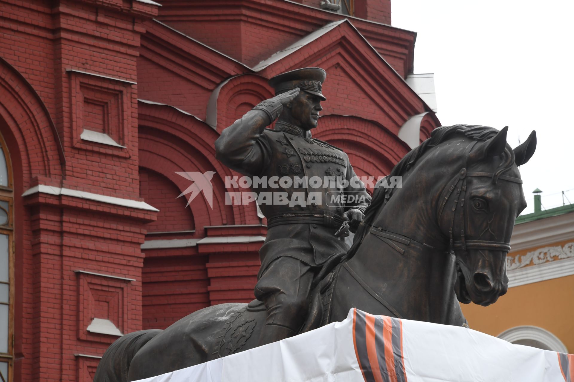 Москва.  Во время демонтажа старого и установки временного памятника маршалу Георгию Жукову на Манежной площади.