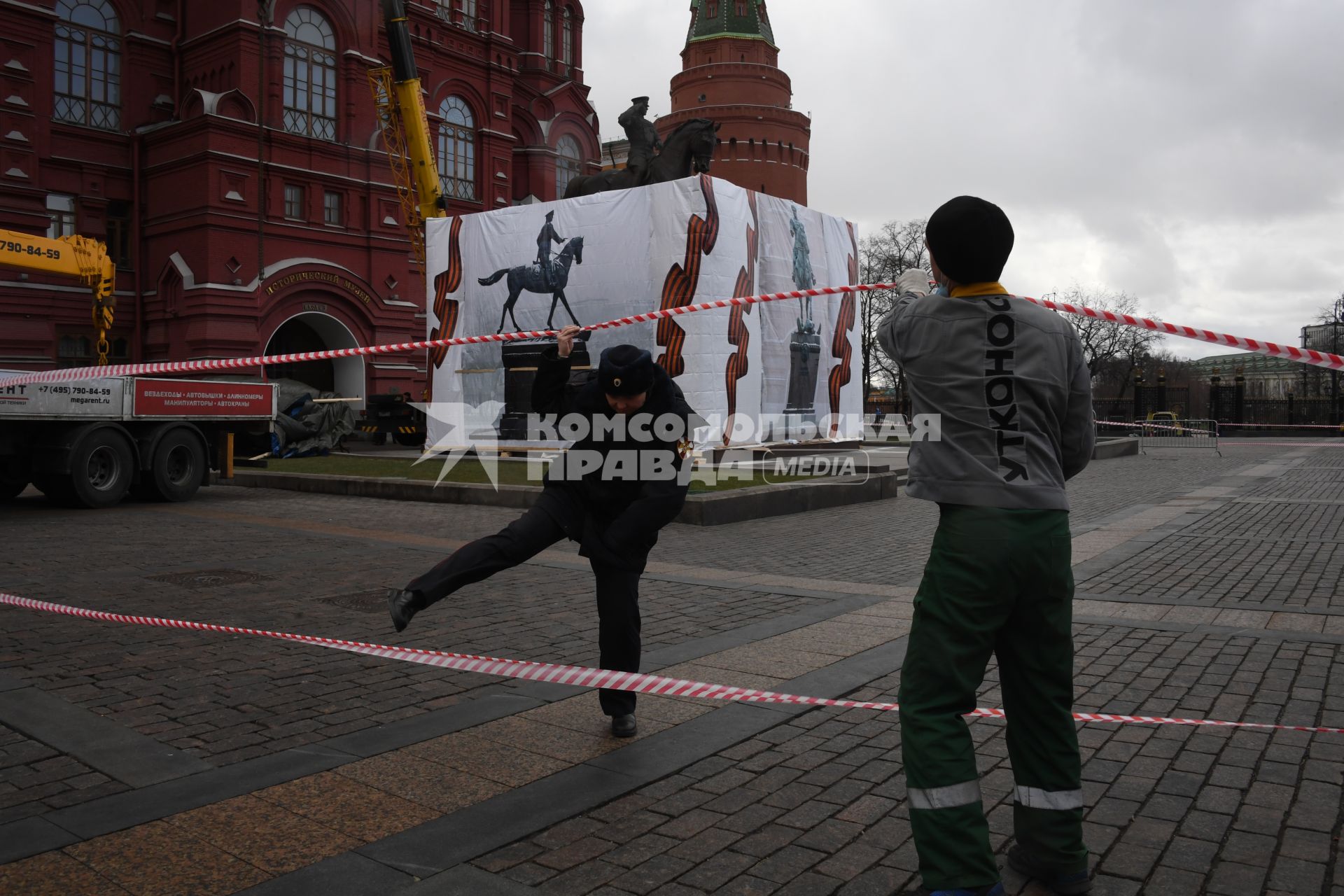 Москва.  Во время демонтажа старого и установки временного памятника маршалу Георгию Жукову на Манежной площади.