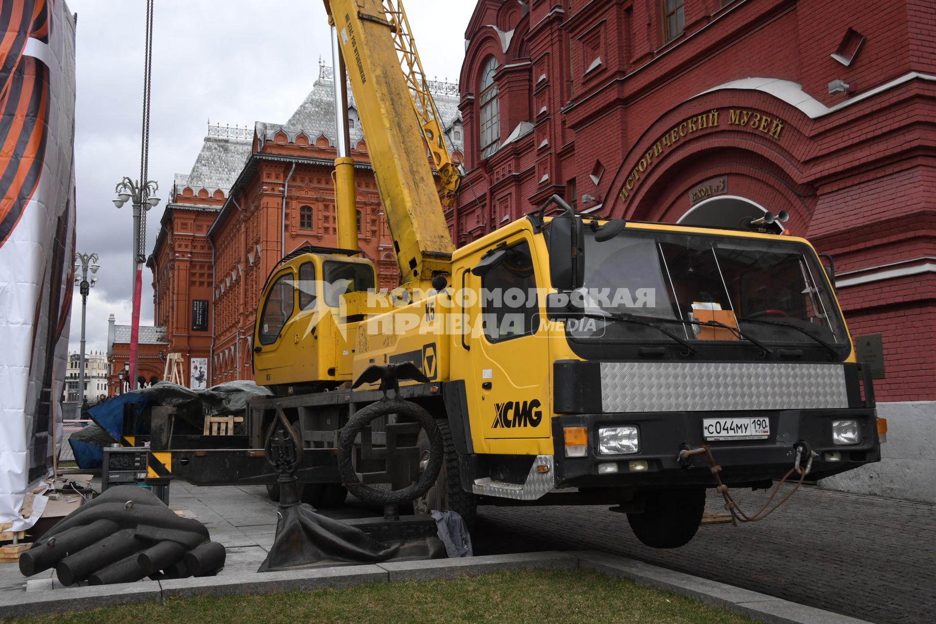 Москва.  Во время демонтажа старого и установки временного памятника маршалу Георгию Жукову на Манежной площади.