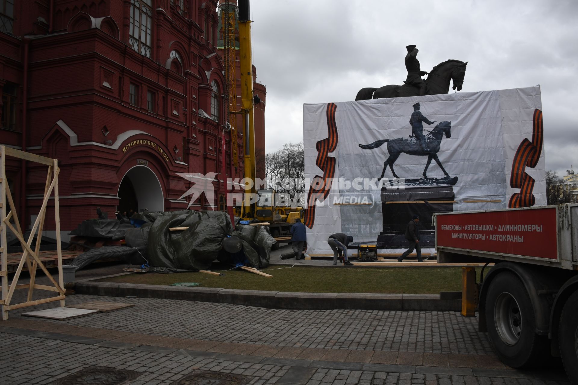 Москва.  Во время демонтажа старого и установки временного памятника маршалу Георгию Жукову на Манежной площади.