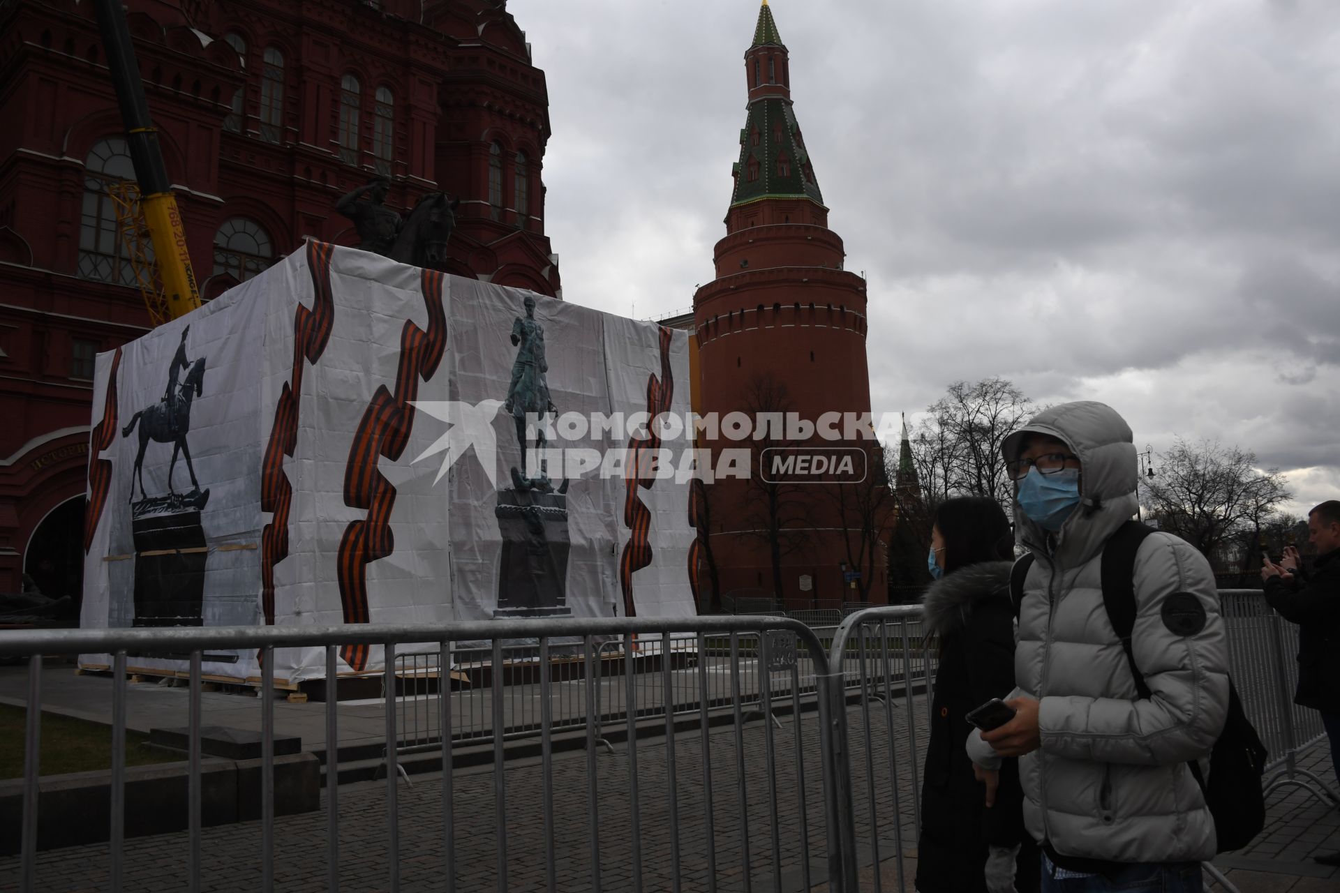 Москва.  Во время демонтажа старого и установки временного памятника маршалу Георгию Жукову на Манежной площади.